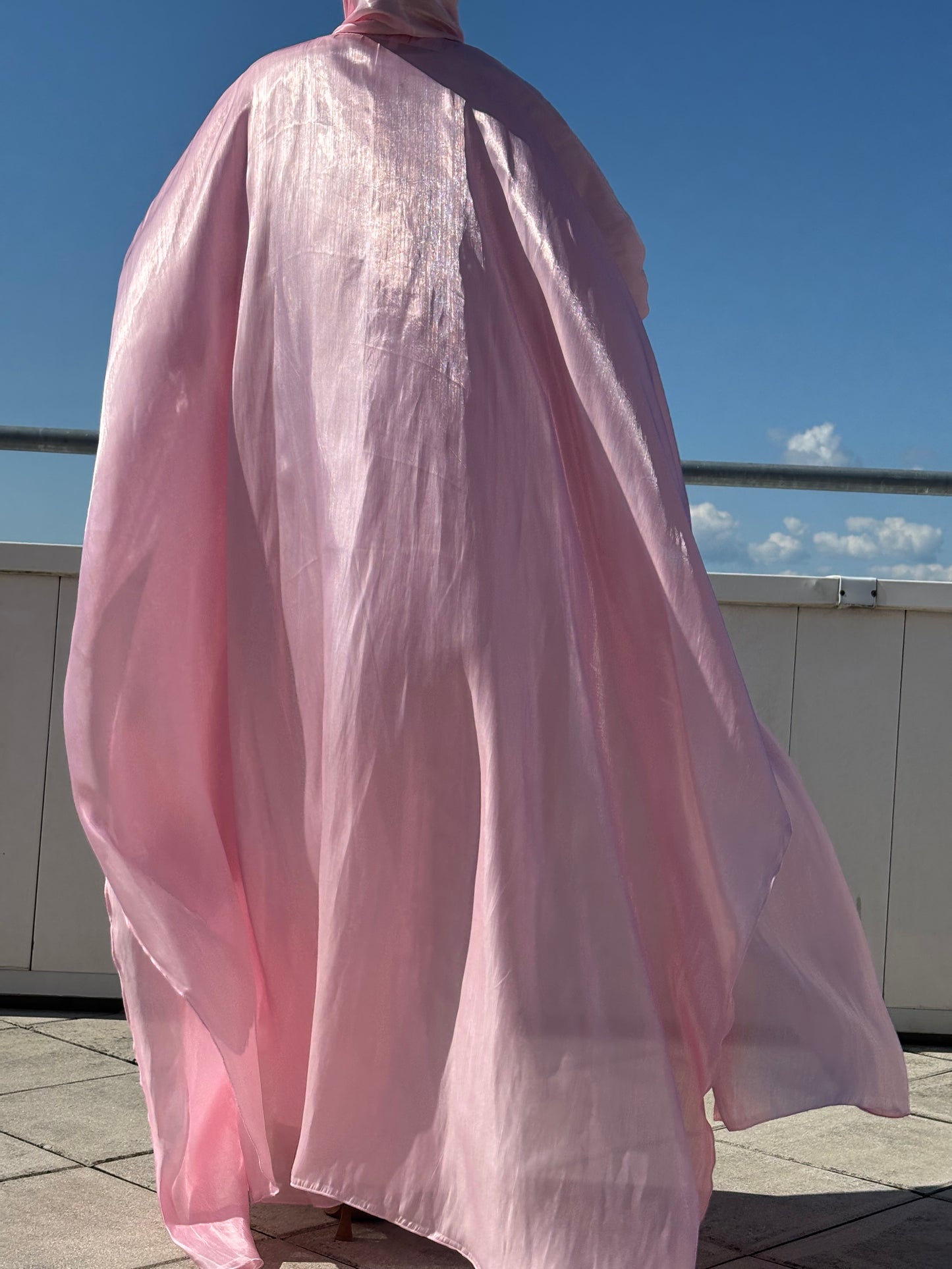 Rückansicht der fließenden Abaya Sherin in Blush Pearl bei Sonnenschein