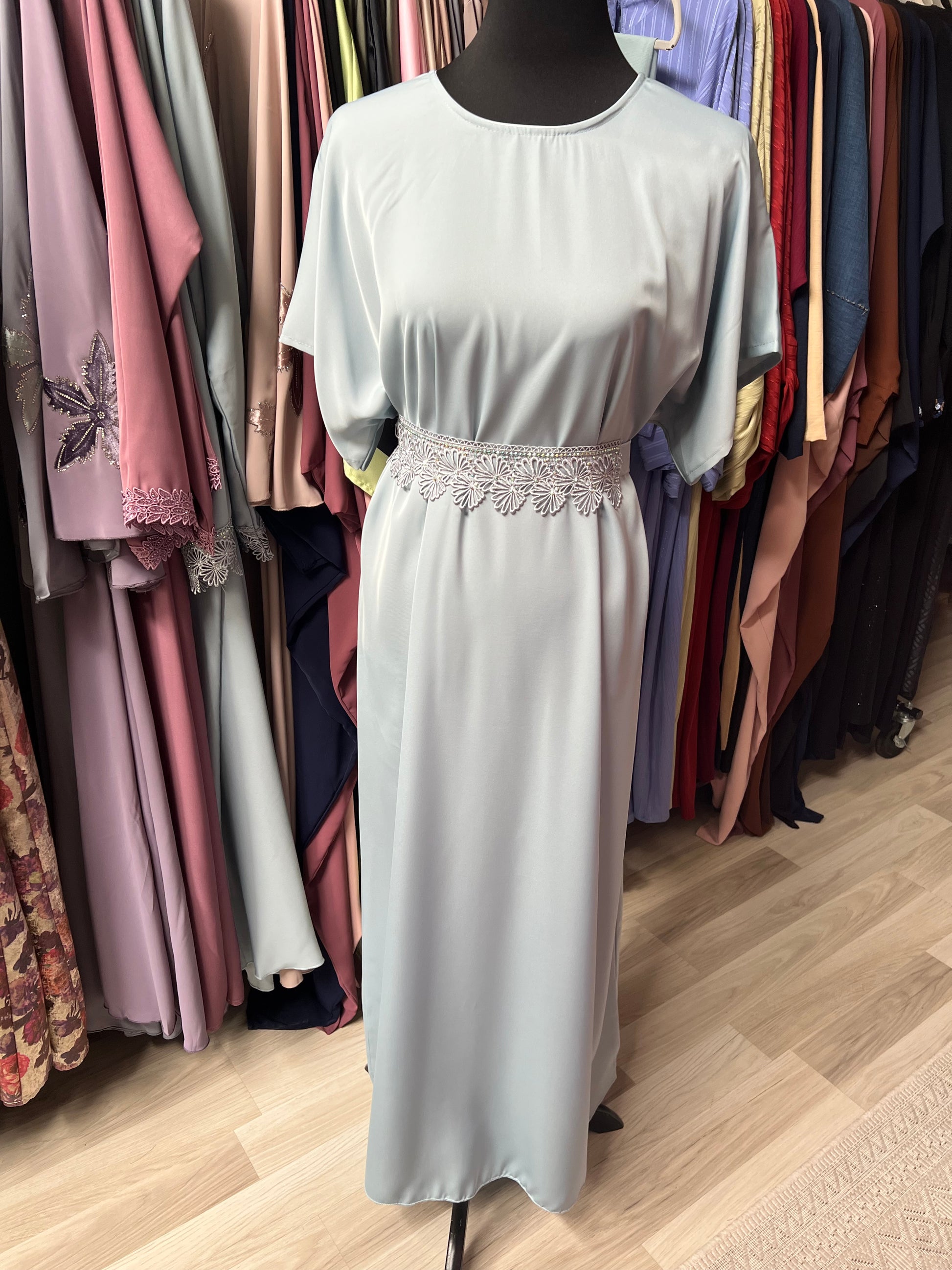 Innenkleid der Abaya ohne Kimono, schlicht und elegant mit floraler Stickerei an der Taille als Blickfang.