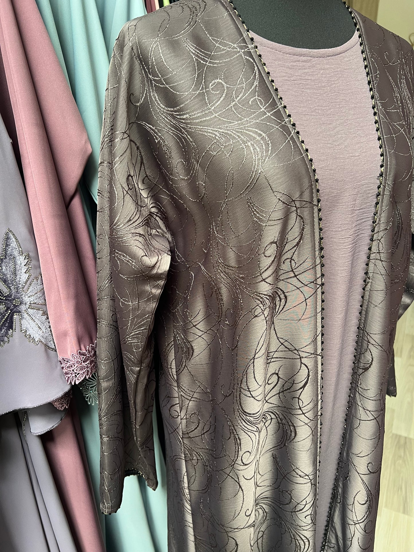 Schimmernde Jacquard-Oberfläche der Abaya Loujain mit feiner Perlenkante