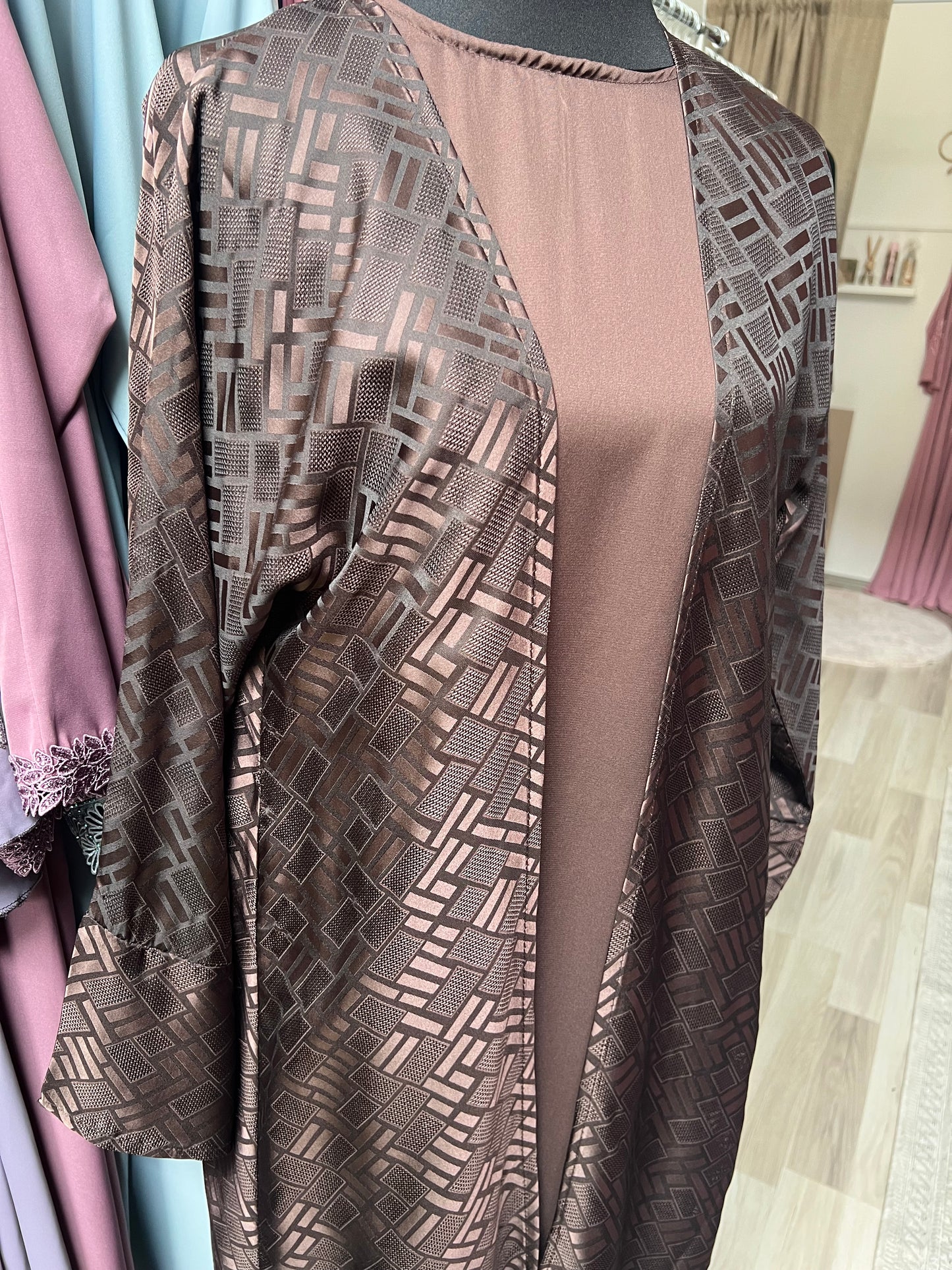 Seitliche Perspektive der Abaya Rayana – edler Glanz und Struktur des Stoffes