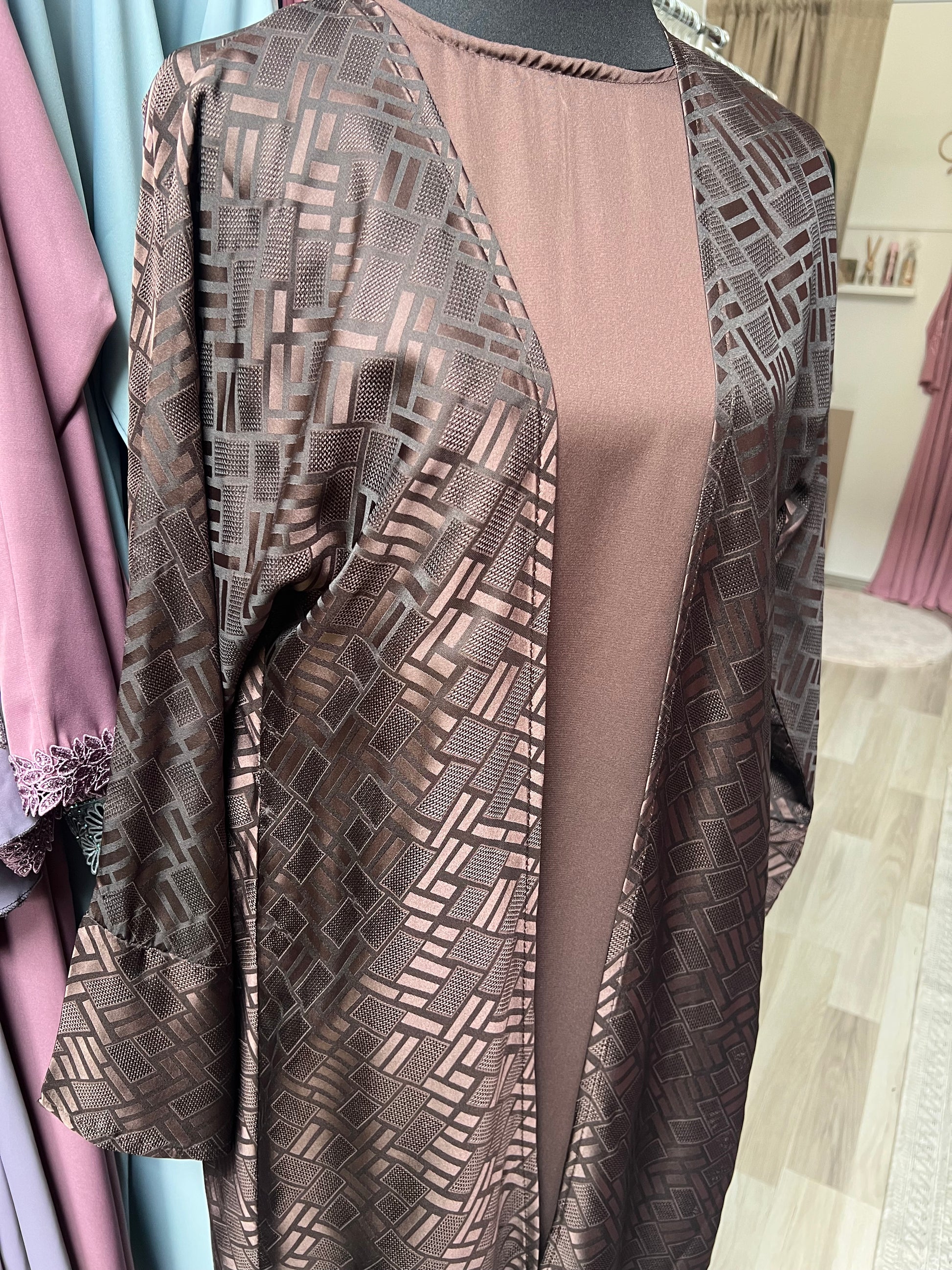 Seitliche Perspektive der Abaya Rayana – edler Glanz und Struktur des Stoffes