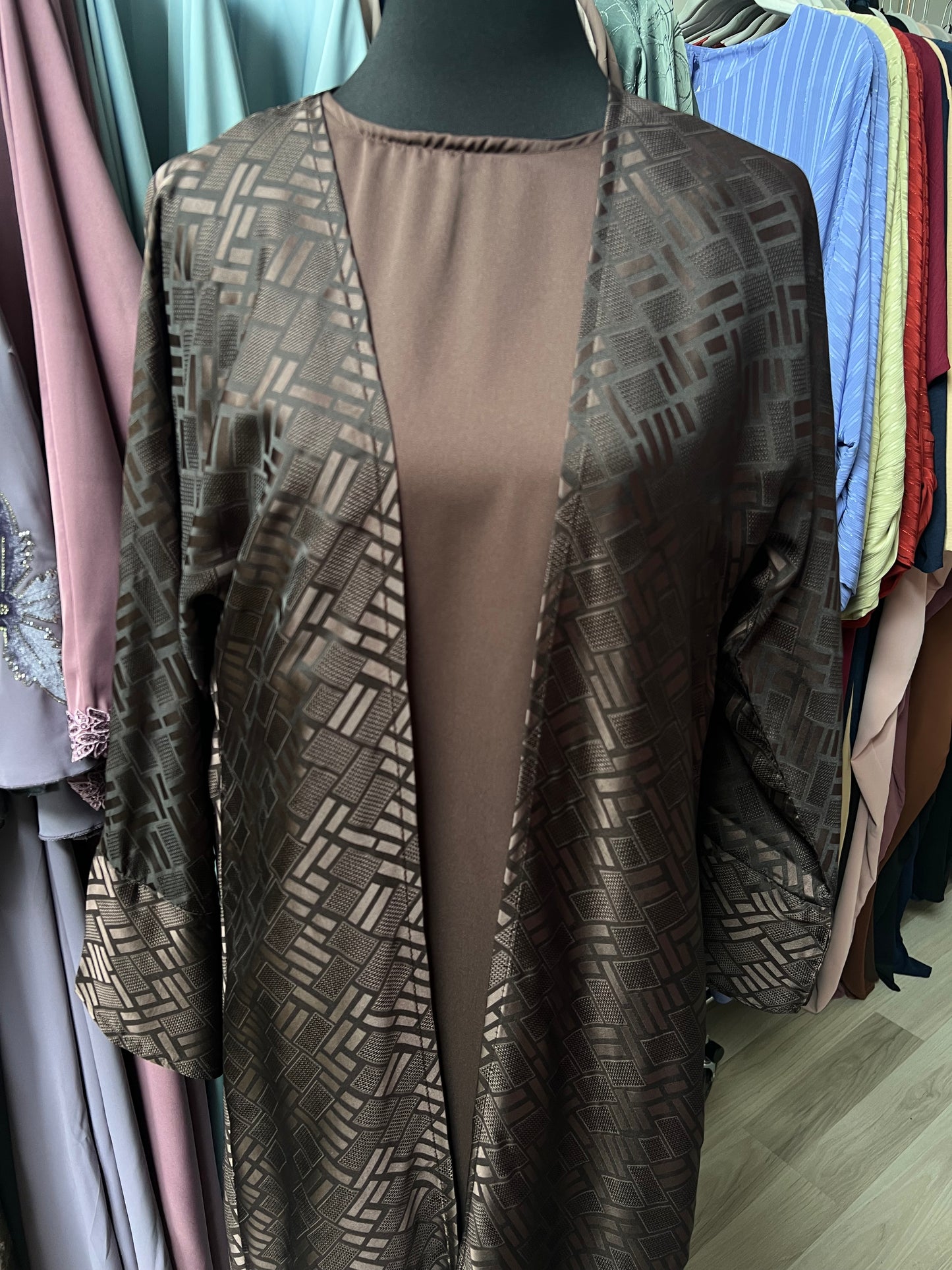 Detailansicht der Vorderseite der Abaya Rayana mit geometrischem Muster