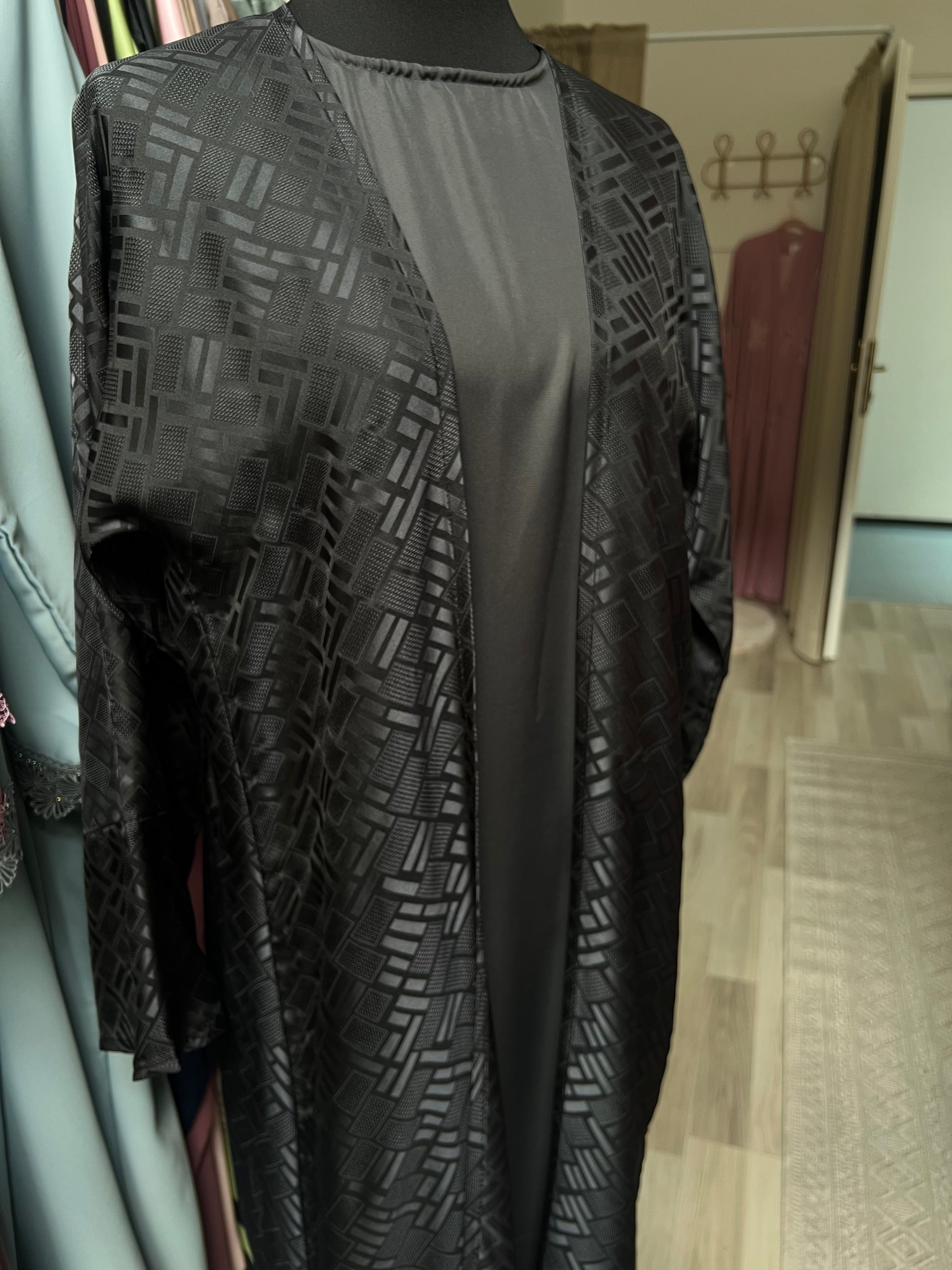 Detailaufnahme: Jacquard-Muster der Abaya Rayana in Schwarz am Ärmel