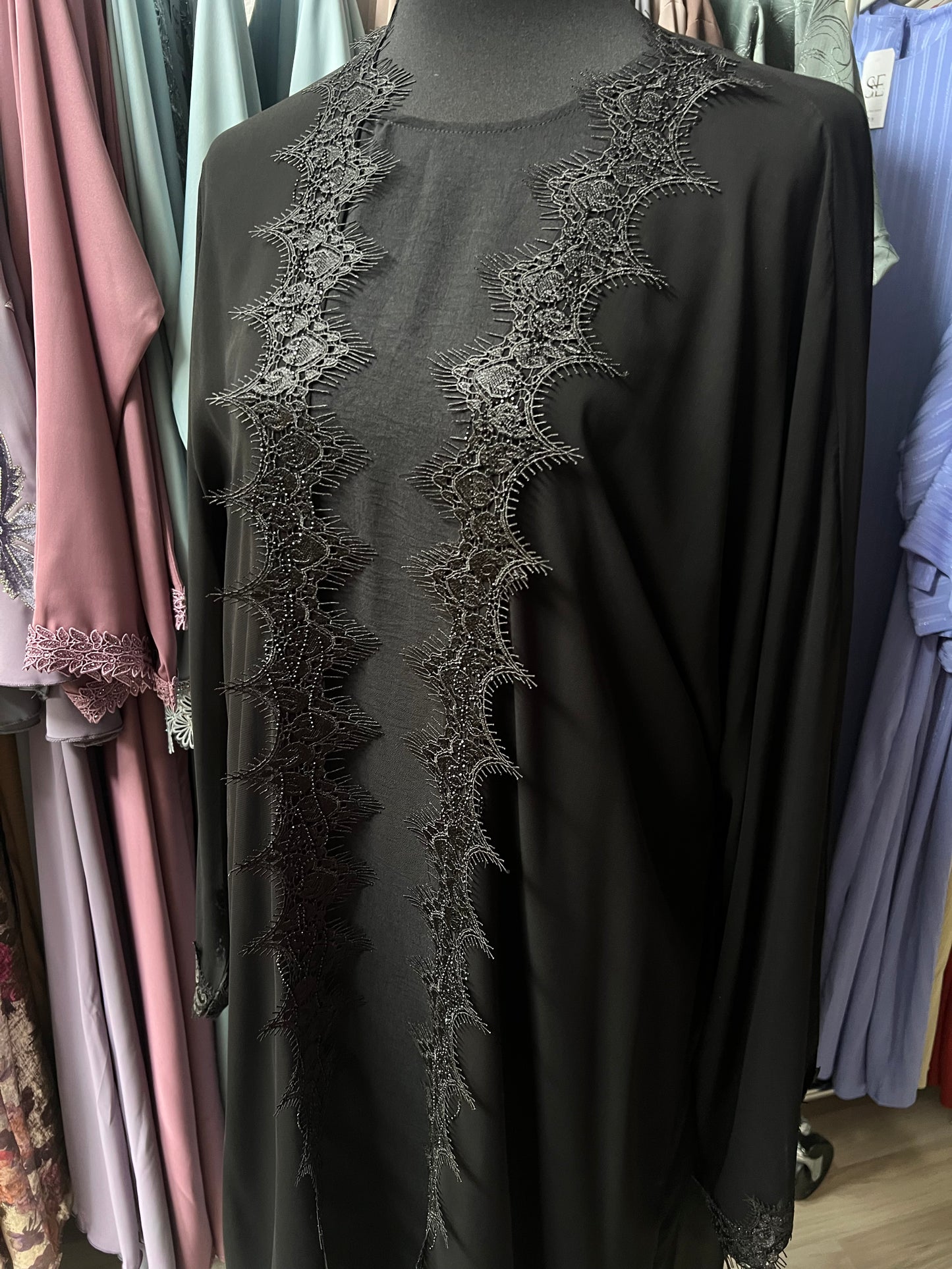 Nahaufnahme der Stickereiverzierung auf der Vorderseite der Abaya
