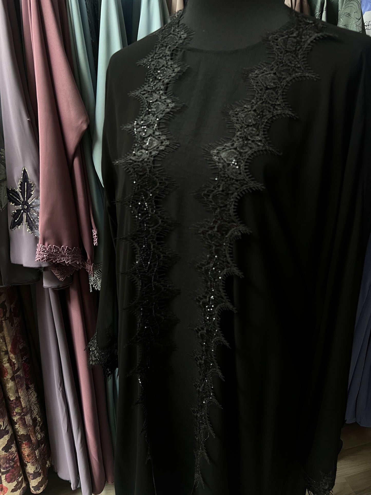 Seitliche Perspektive des Chiffon-Kimonos mit Struktur und Faltenwurf
