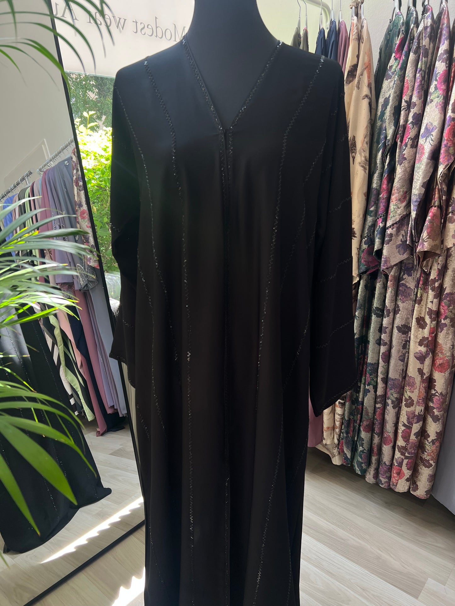 Seitenansicht-der-Abaya Salma mit feiner, vertikaler Glitzerverzierung auf schwarzem Stoff.