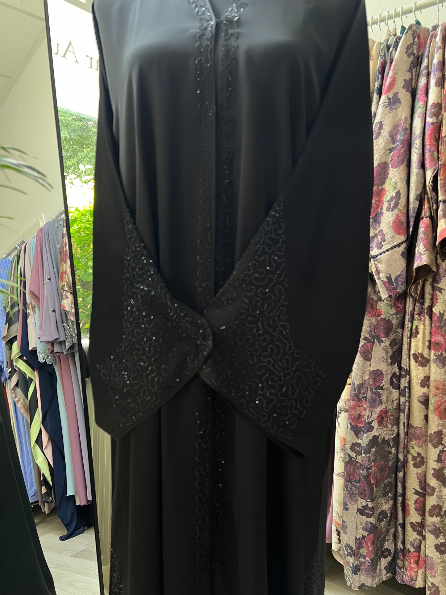 Vorderansicht der Abaya Lina mit durchgehendem Glitzermuster und V-Ausschnitt.