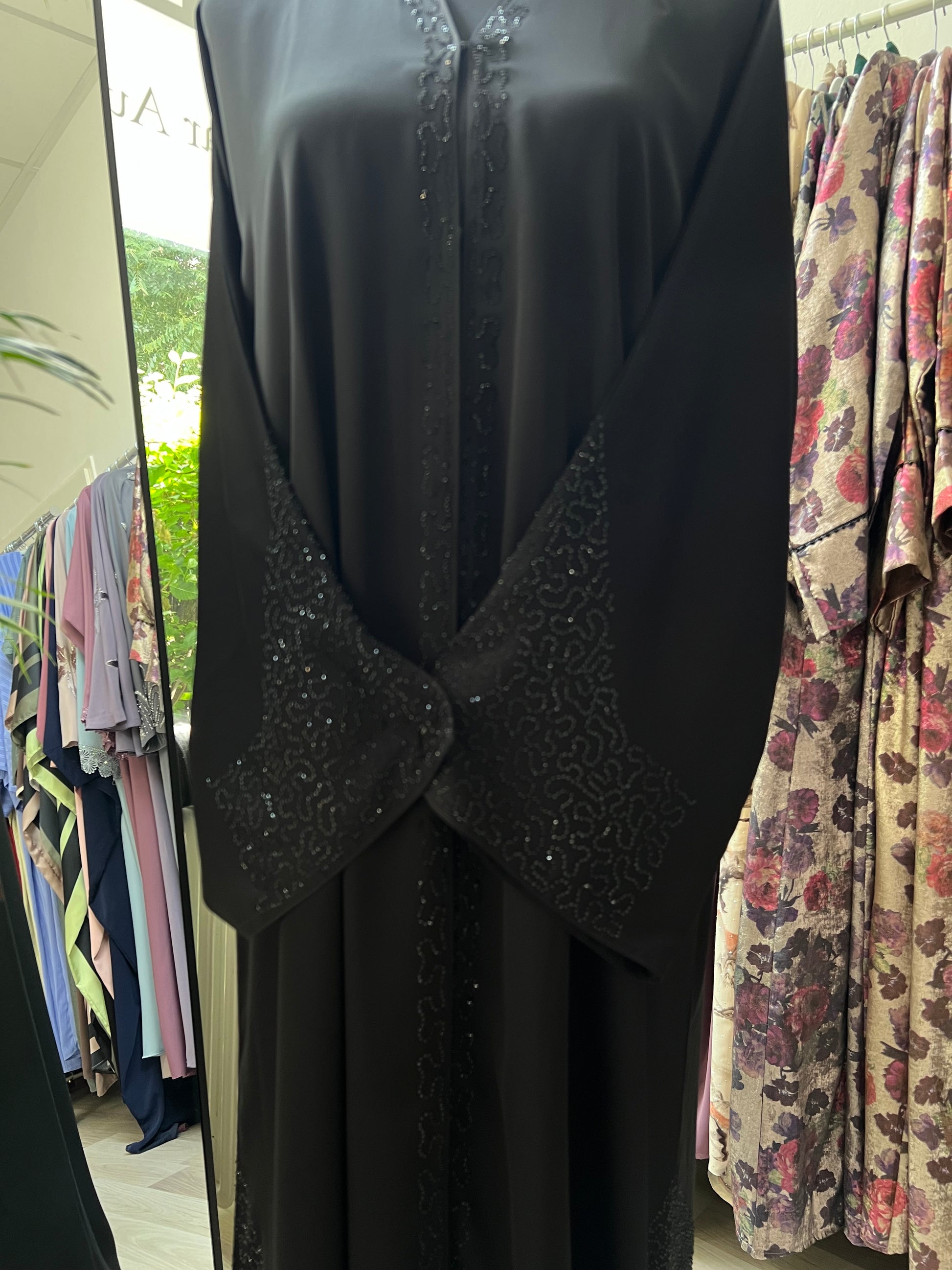 Vorderansicht der Abaya Lina mit durchgehendem Glitzermuster und V-Ausschnitt.