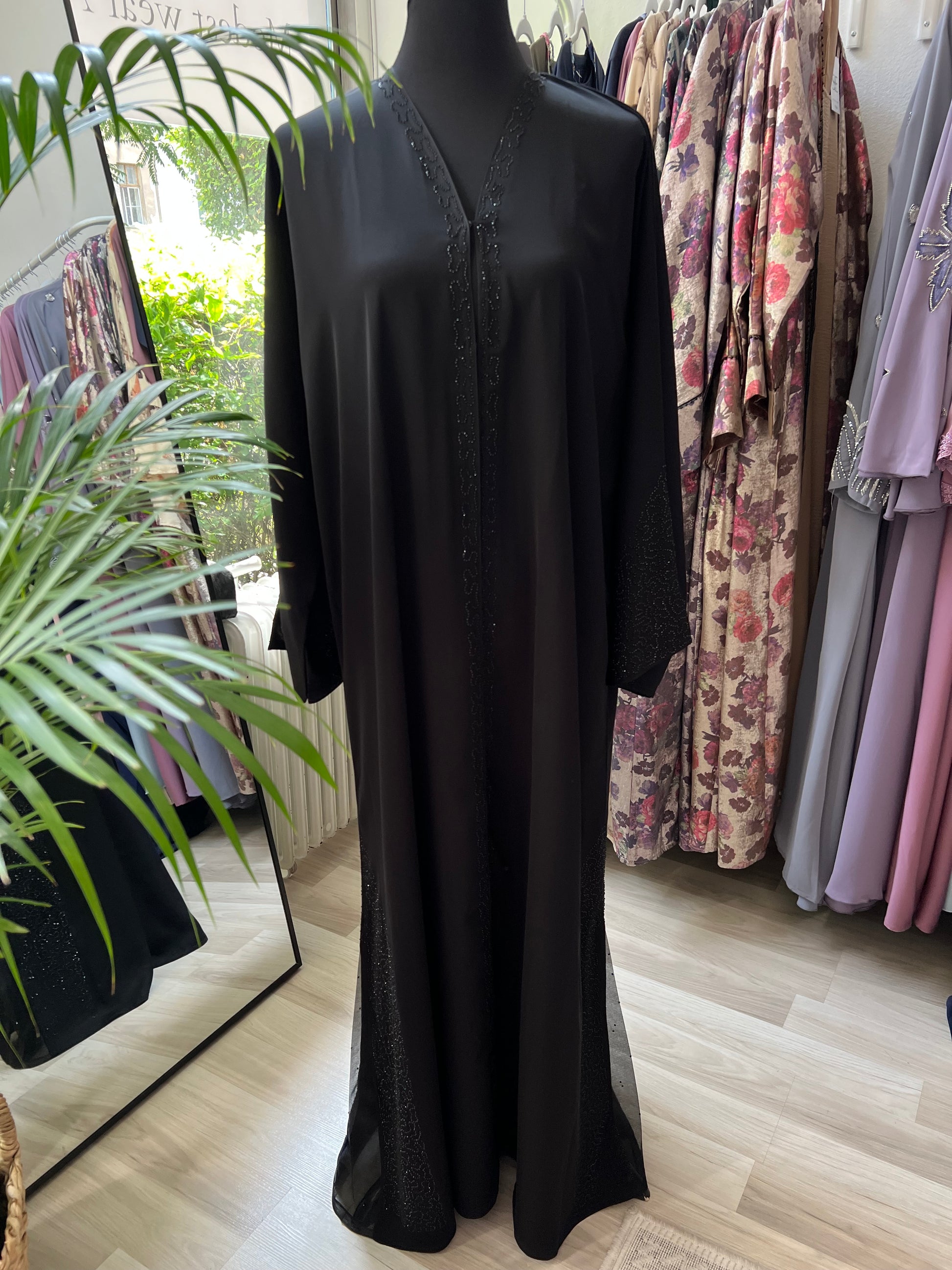 Vorderansicht der Abaya Lina mit durchgehendem Glitzermuster und V-Ausschnitt.