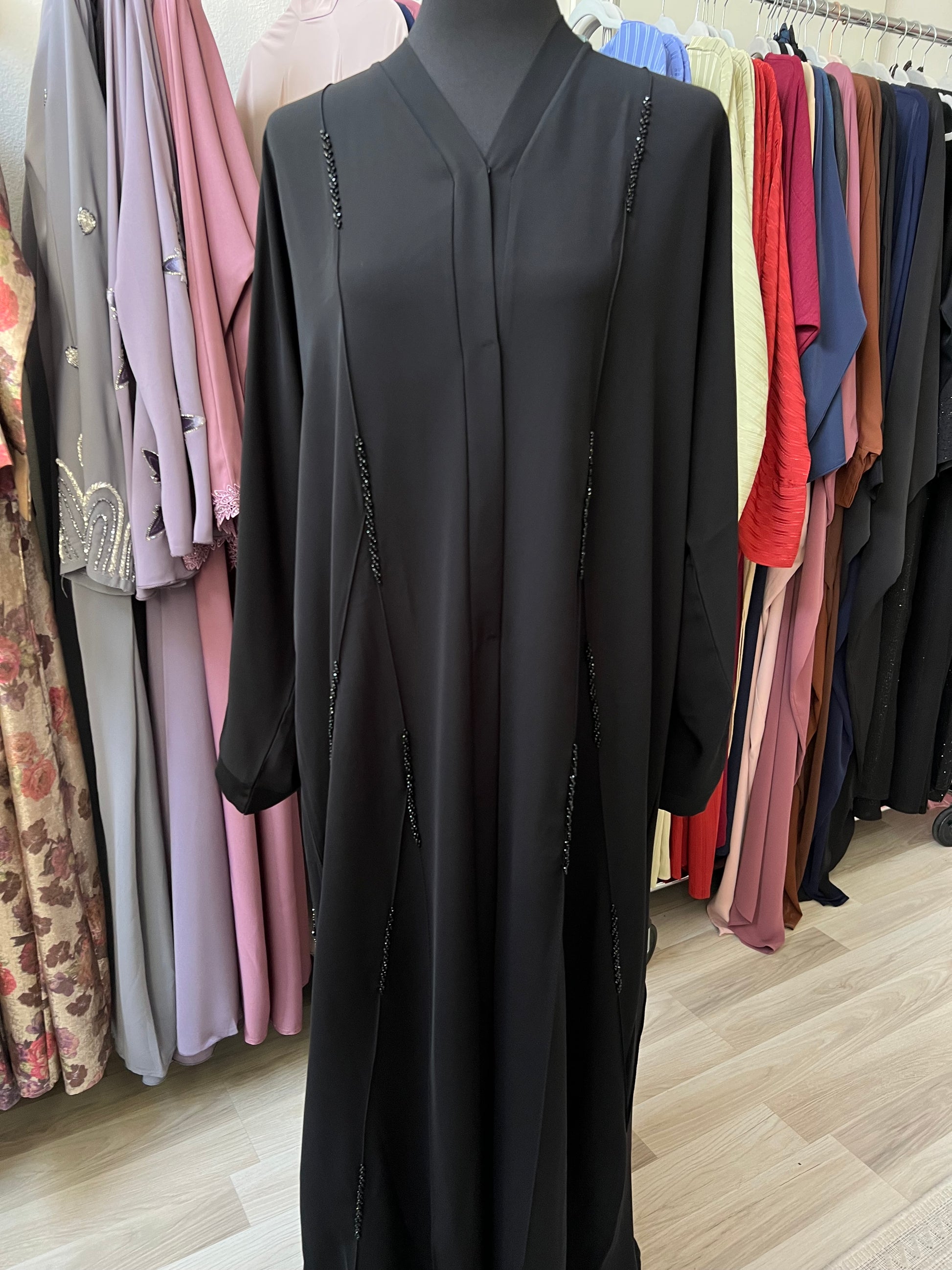 Seitenansicht der Abaya Zahra mit vertikaler Verzierung aus schwarzen Glanzperlen.