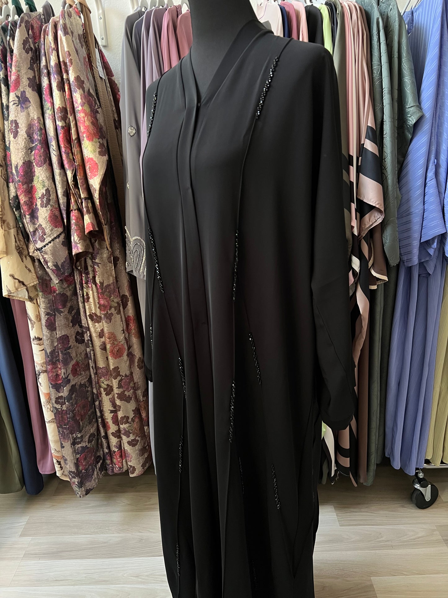 Frontalansicht der Abaya Zahra mit elegantem V-Ausschnitt und minimalistischer Linienführung.