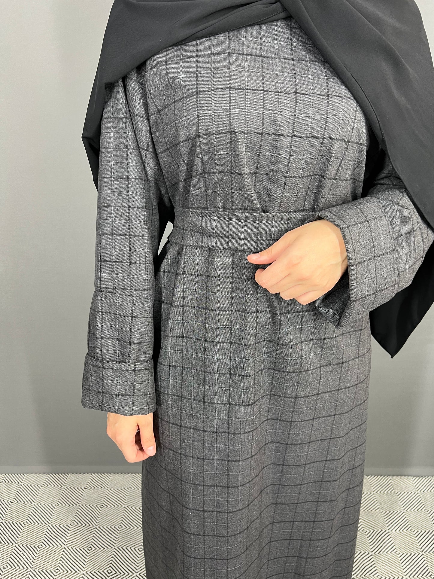 Abaya grau kariert mit Gürtel