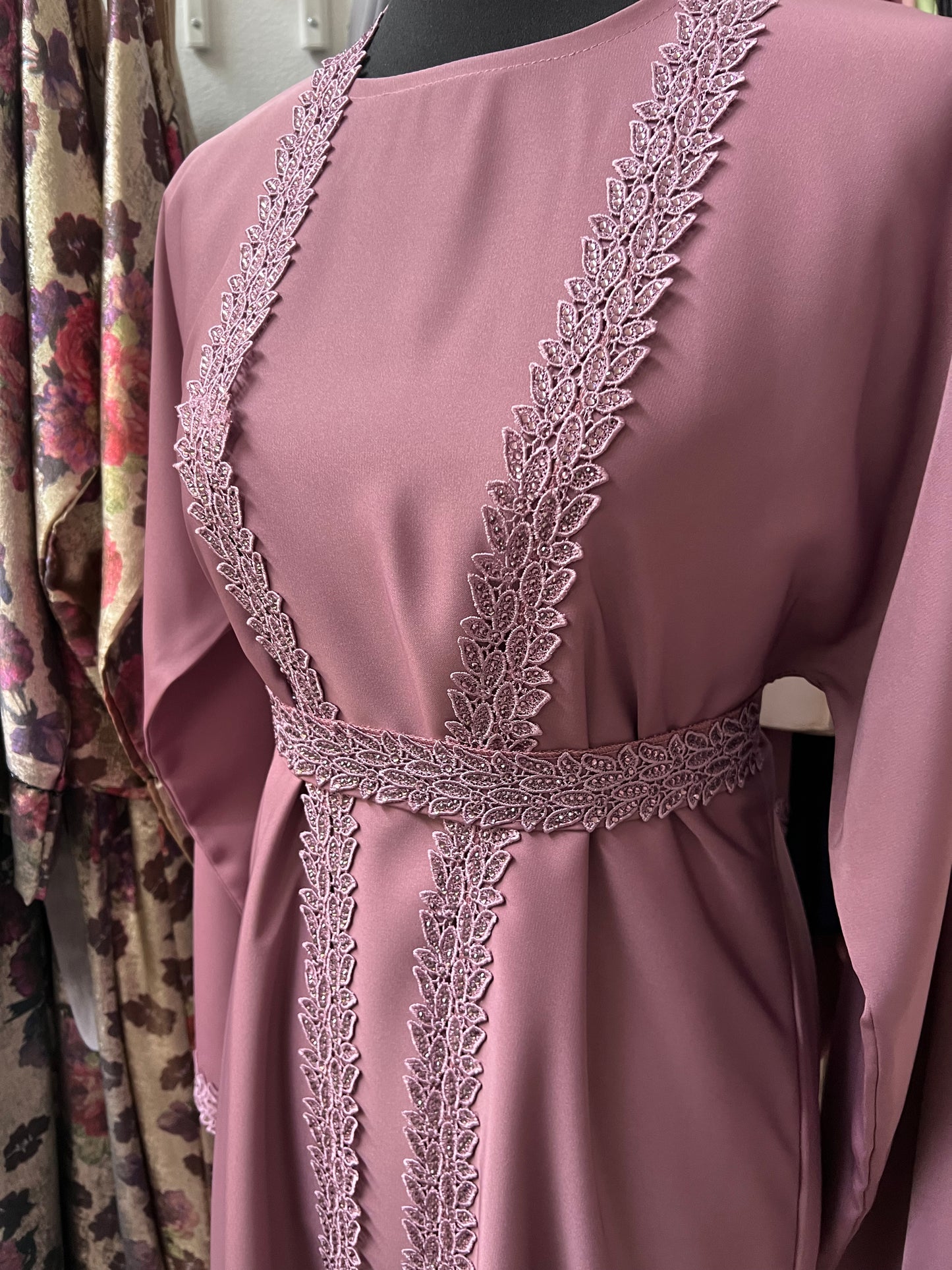 Seitliche Ansicht der Taille und Stickverzierung der Abaya in Dusty Rose