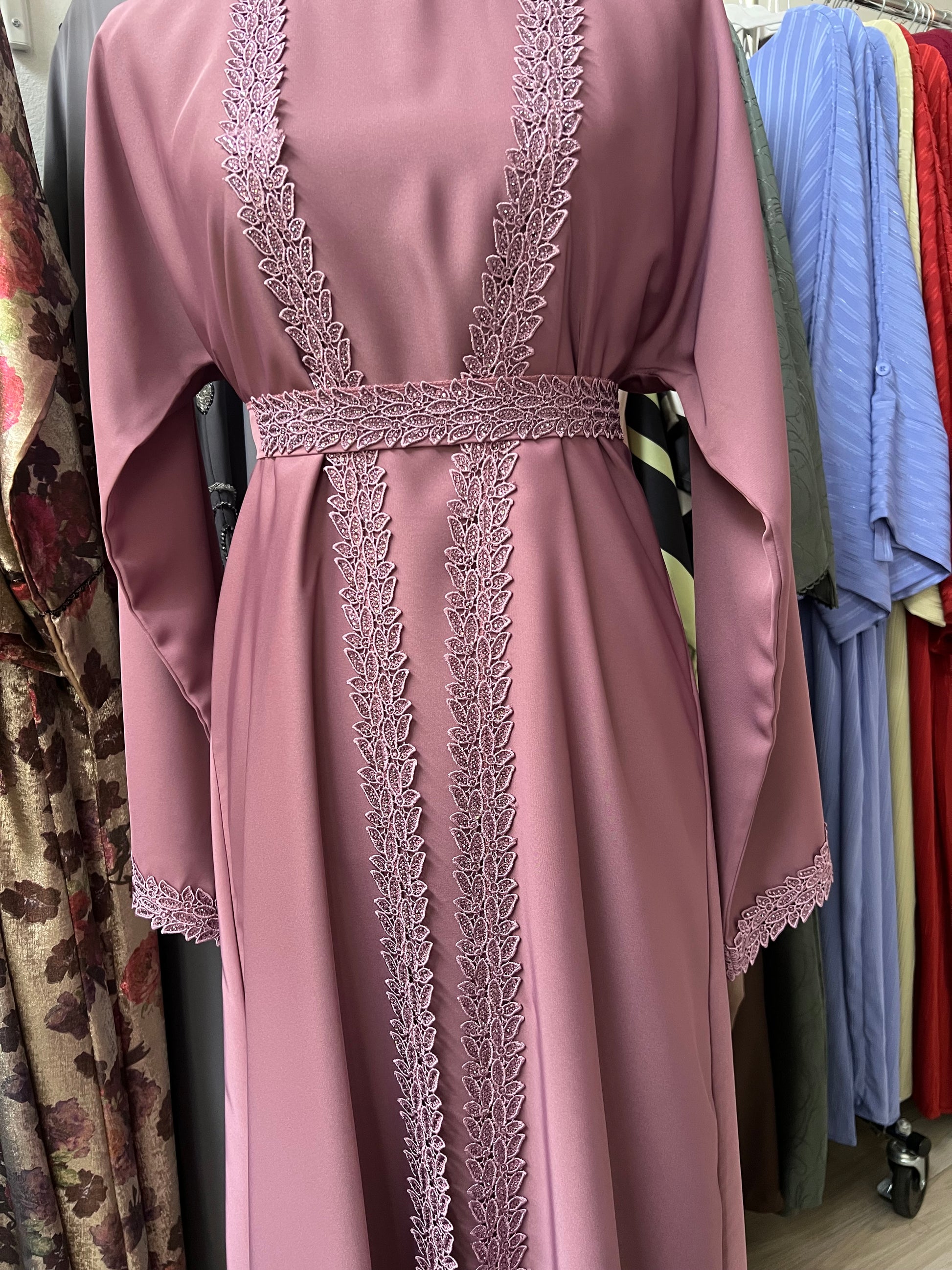 Detailaufnahme der Stickerei entlang der Vorderseite der Abaya in Dusty Rose