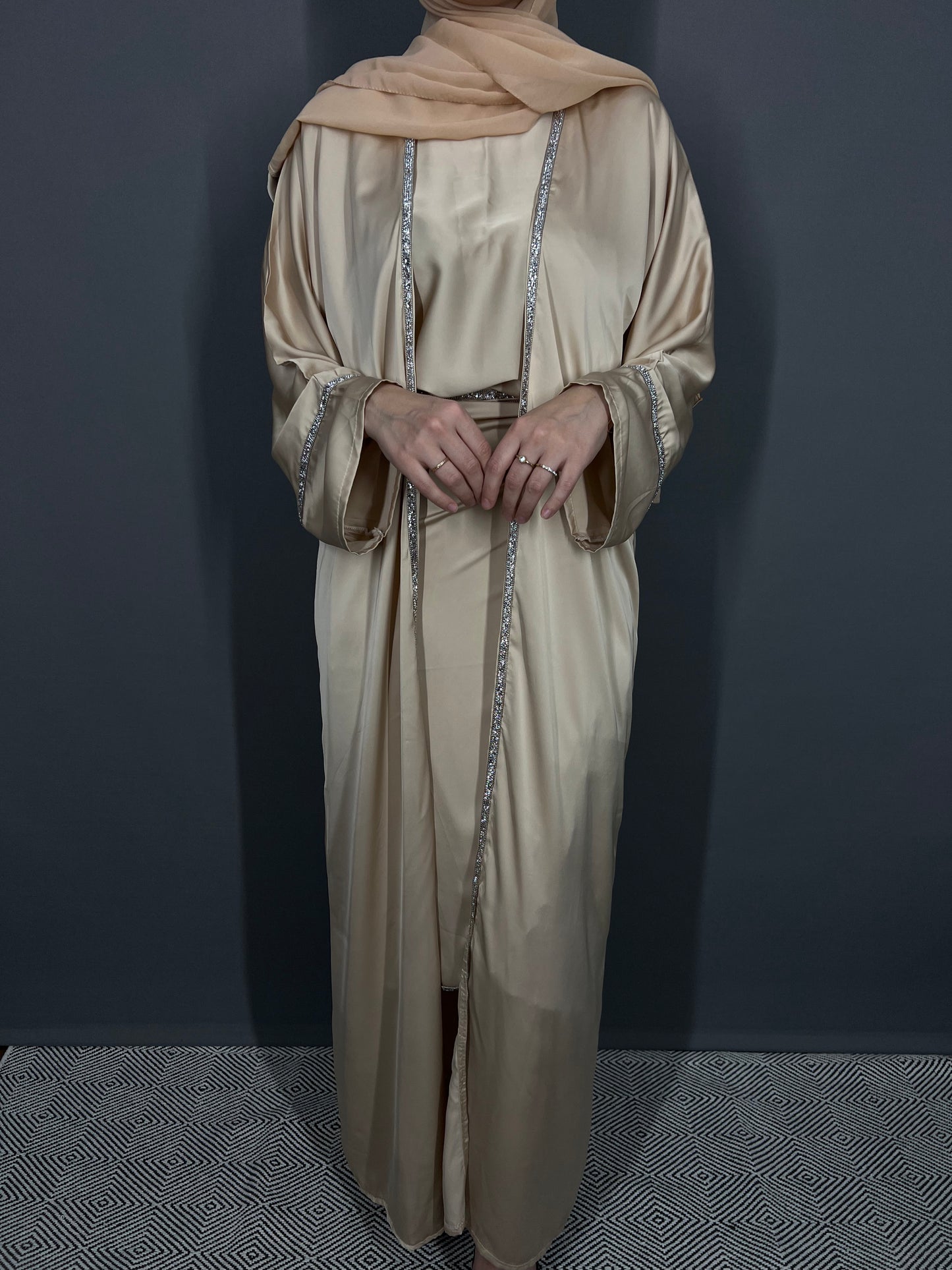 Satin Dubai Abaya zum wickeln