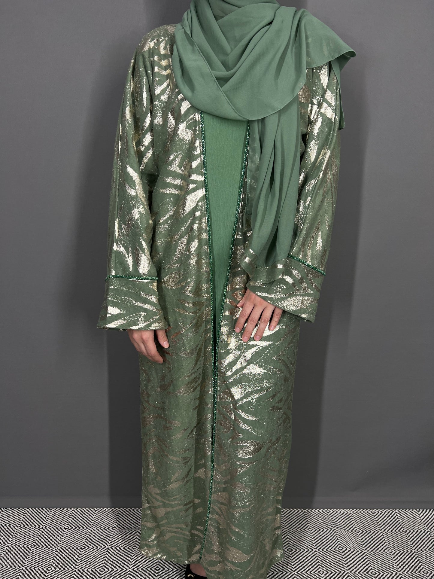 Abaya Dubai hellgrün mit goldenem Muster