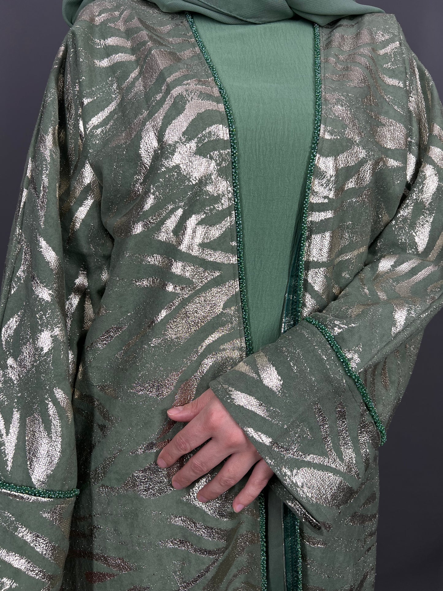 Abaya Dubai hellgrün mit goldenem Muster