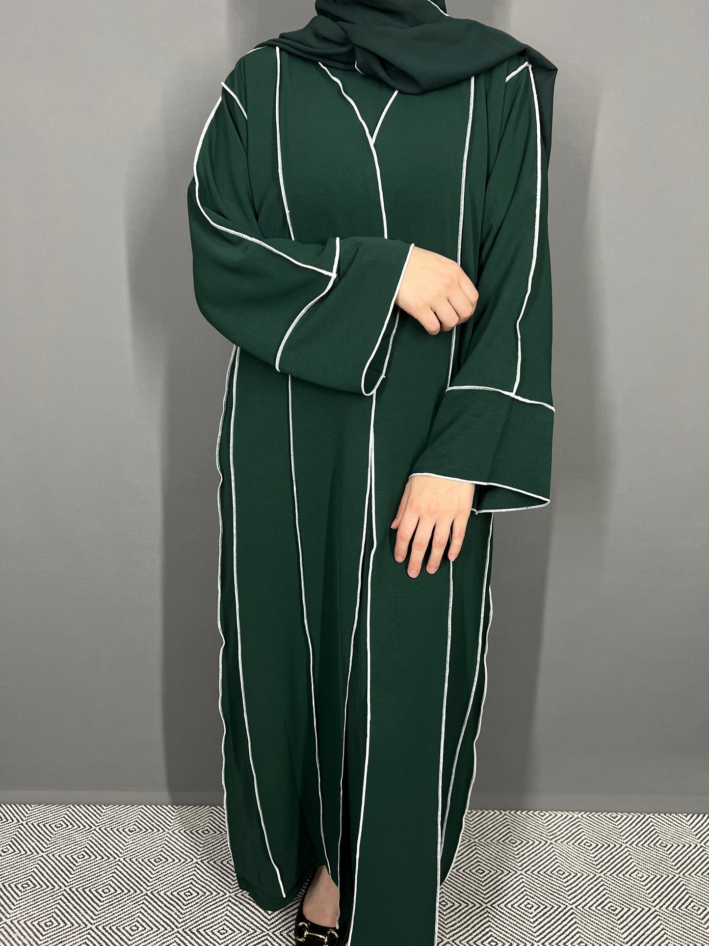 Abaya Dubai grün mit weißer Aussennaht
