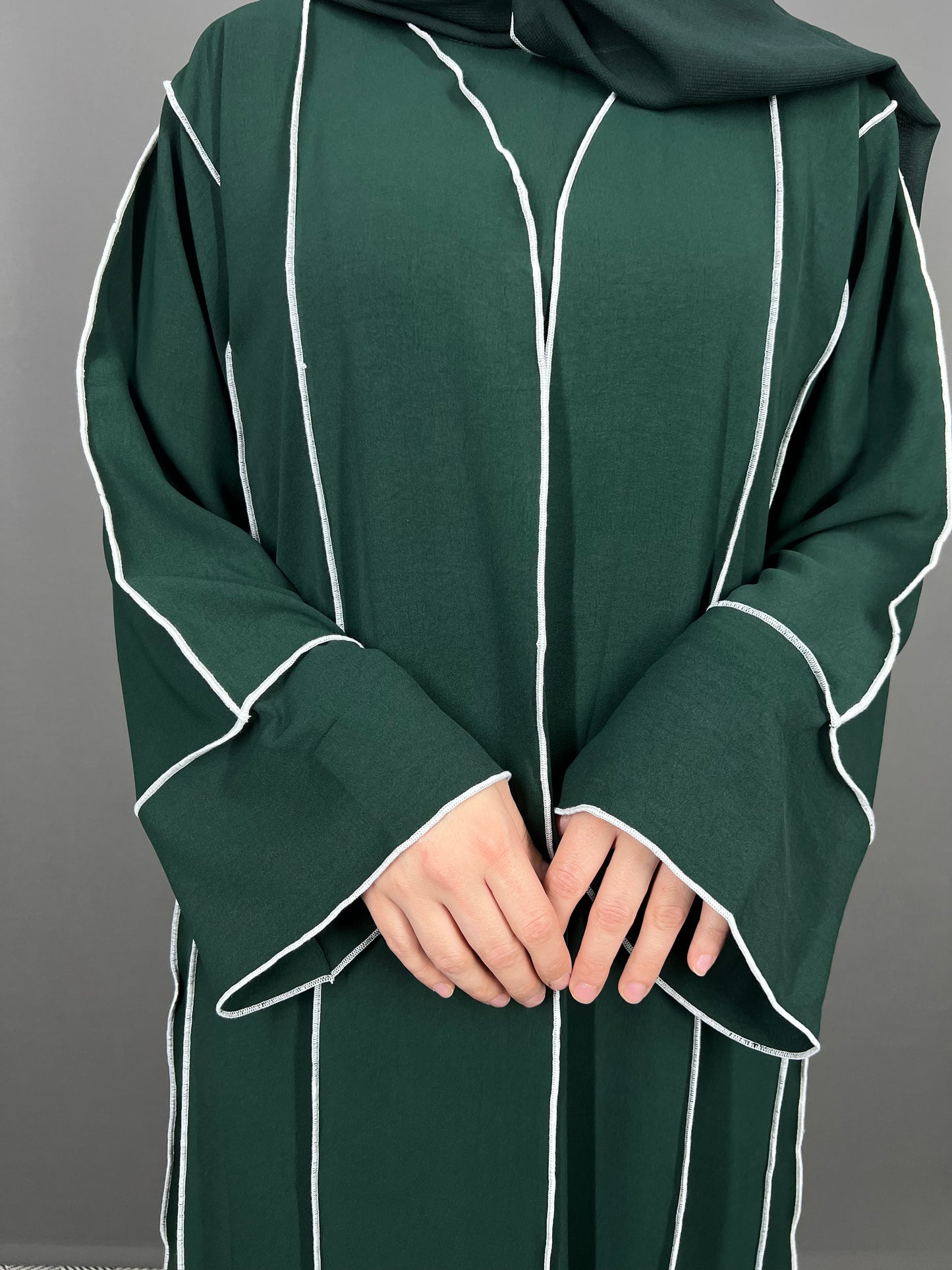 Abaya Dubai grün mit weißer Aussennaht