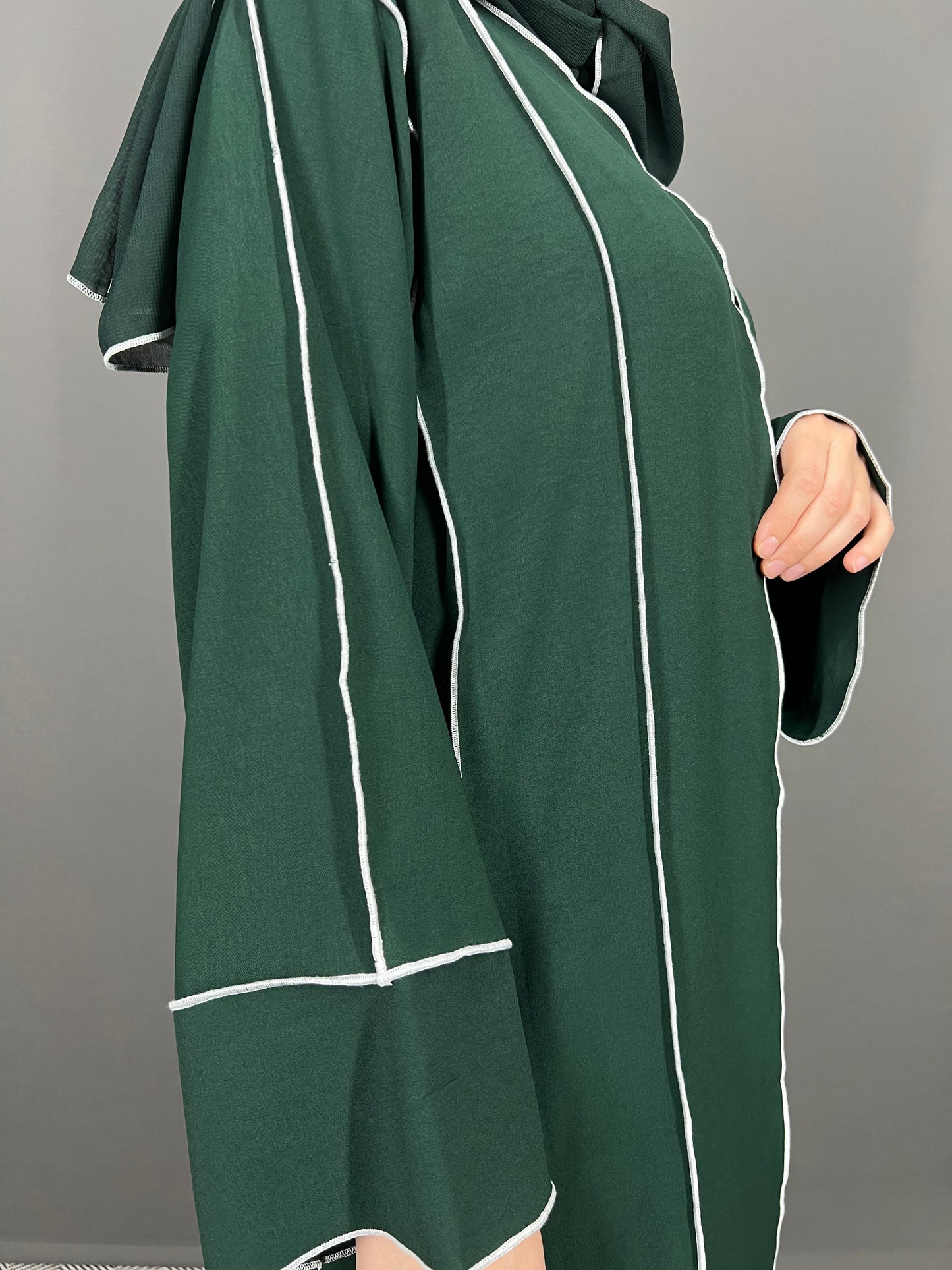Abaya Dubai grün mit weißer Aussennaht