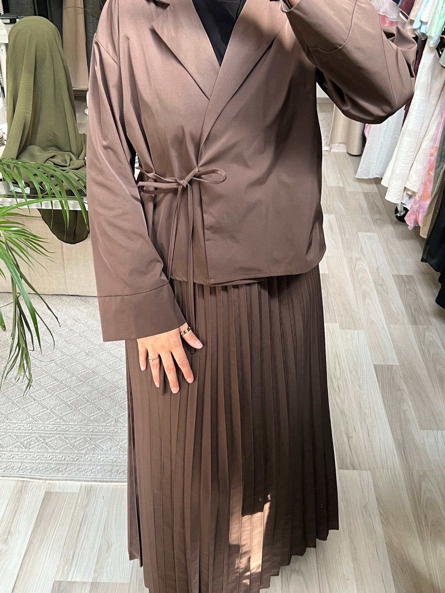 Modest Fashion Wien – Sheylin Back to School Abaya Set in Braun, Model 1,68 m