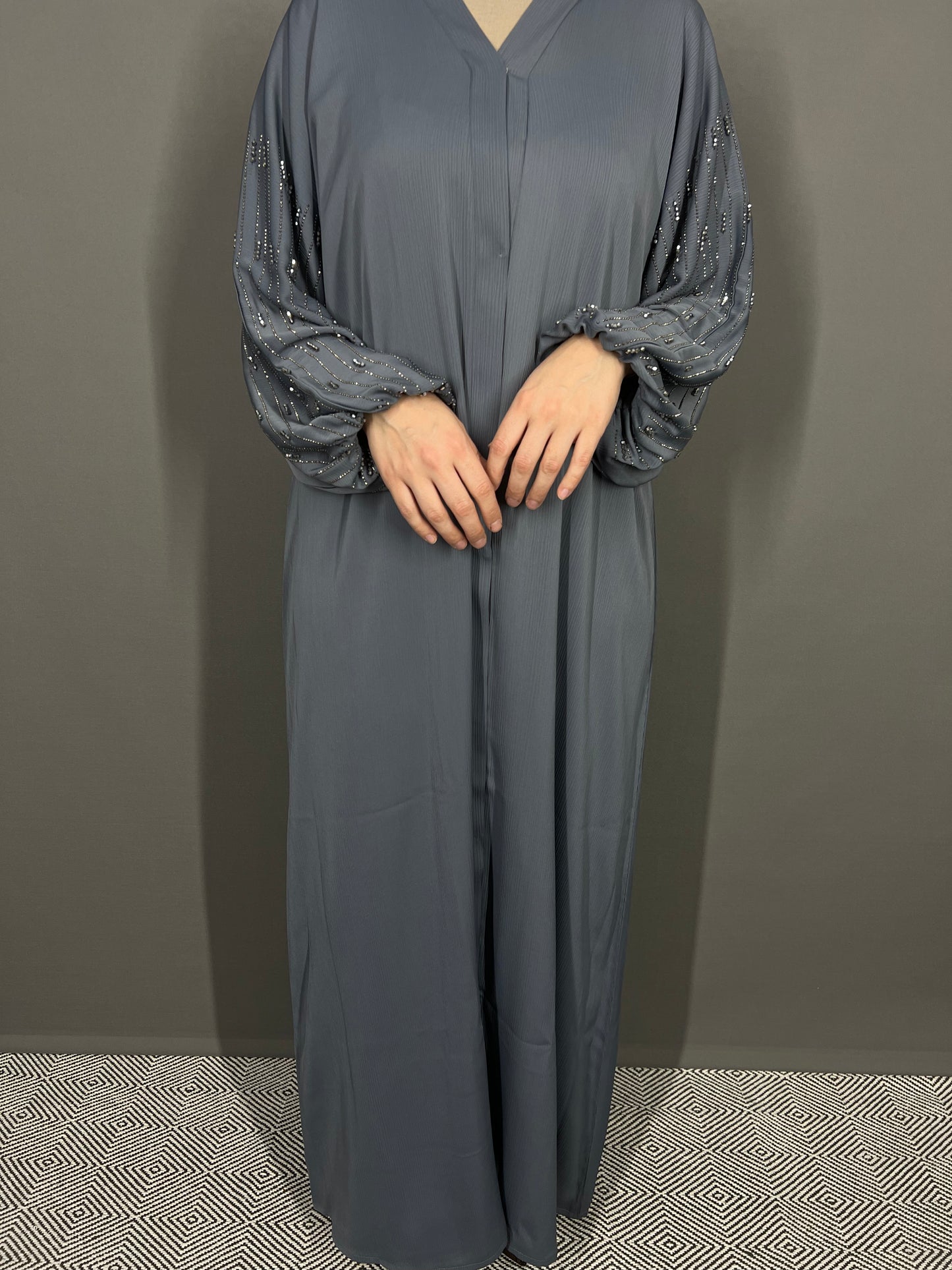 Abaya Dubai graublau mit Kristallen