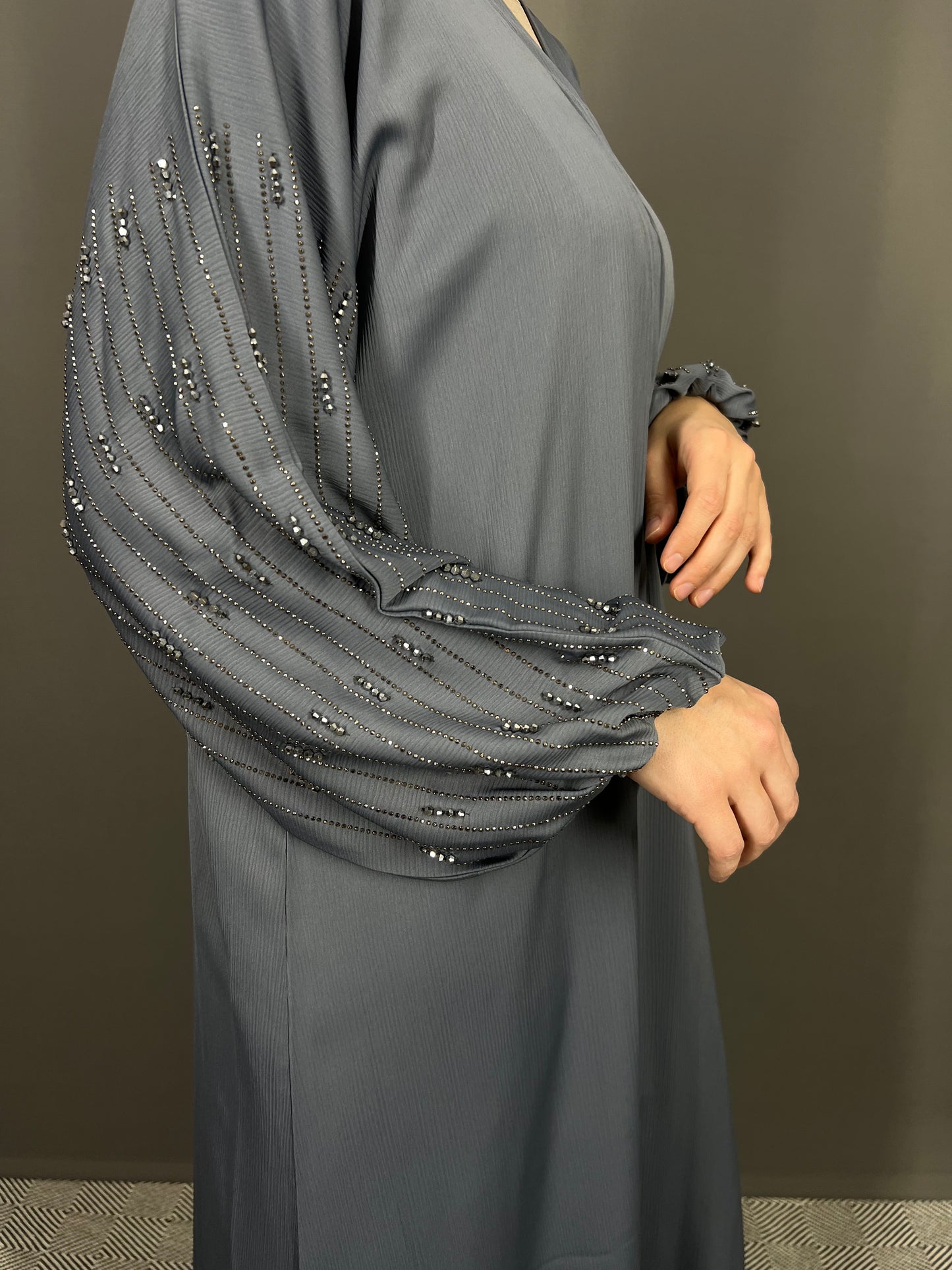 Abaya Dubai graublau mit Kristallen