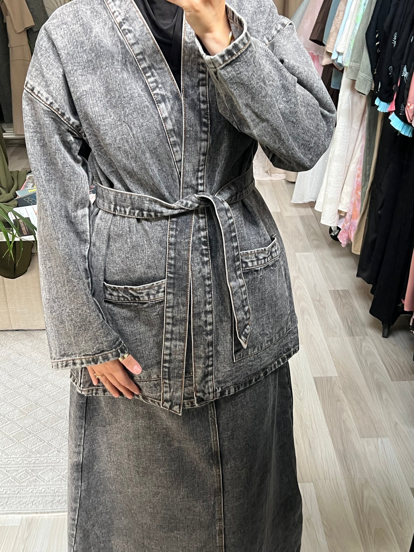 Back to School Kollektion – grauer Jeans Zweiteiler mit Rock, Model 1,68 m trägt S/M