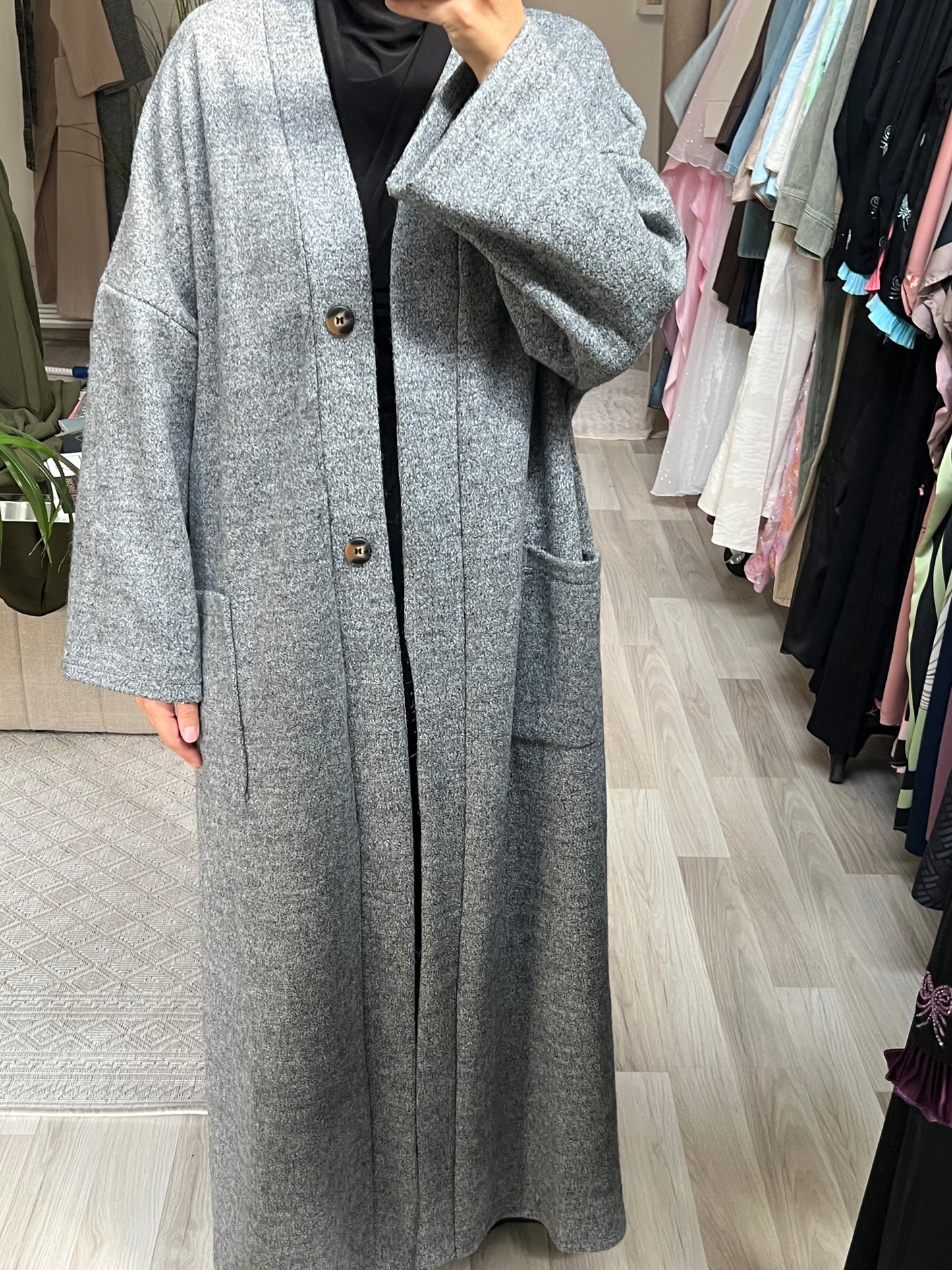 Sheylin Modest Fashion – Wintermantel in Grau, Model 1,68 m