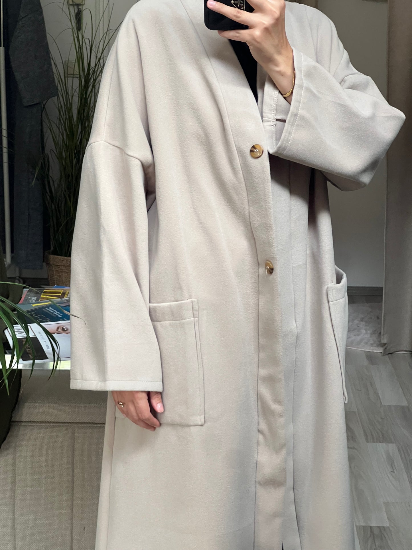 Hijabfreundlicher Wintermantel in Beige – Modest Fashion – Sheylin Vienna