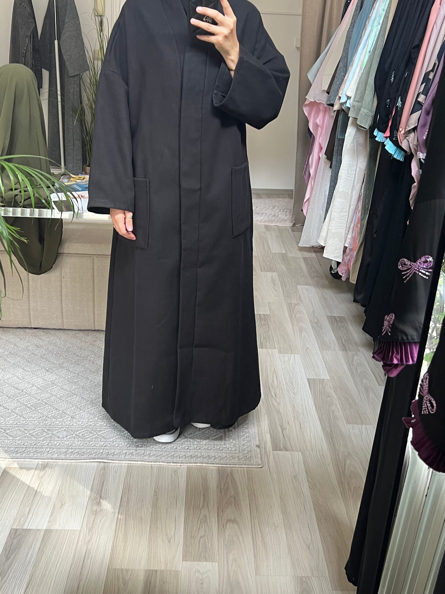 Hijabfreundlicher Wintermantel in Schwarz – Sheylin modest fashion
