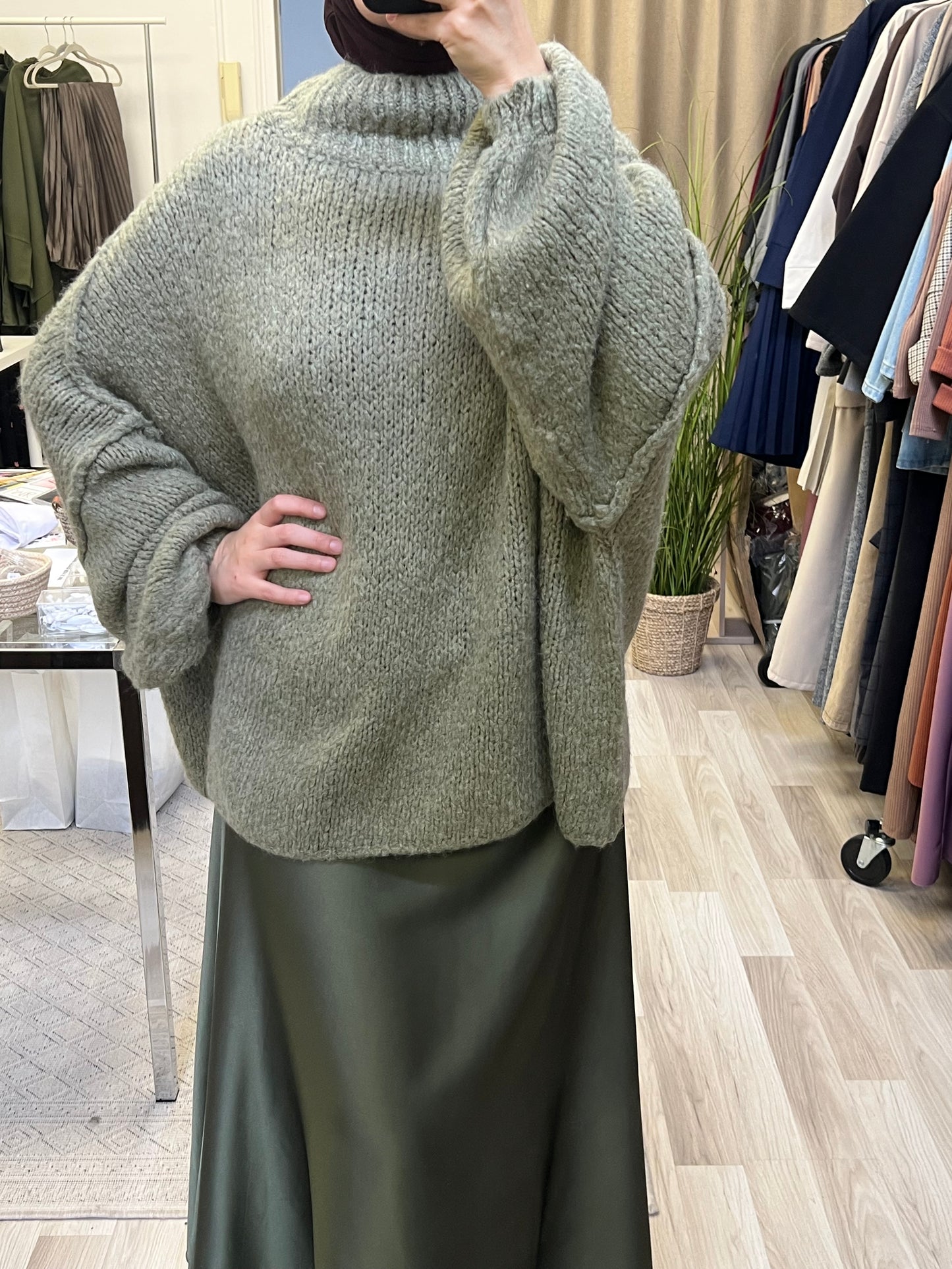 Detail ansicht pullover in kahki grün