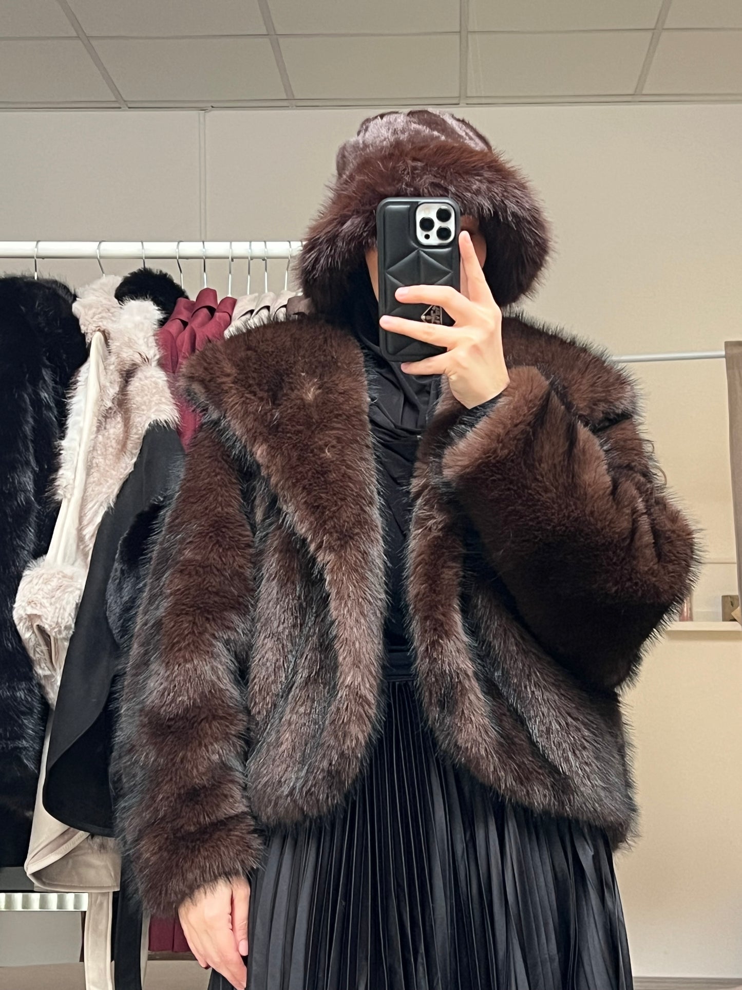 Dunkelbraune Kunstfelljacke offen getragen, modische Winterjacke für Modest Fashion Looks.