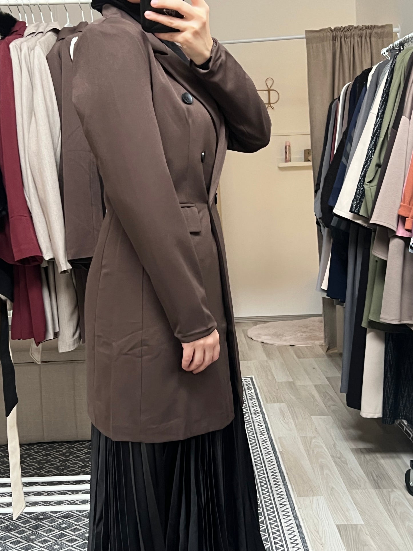 Brauner Longblazer in Seitenansicht, taillierter Schnitt, lang geschnittene Blazerjacke für Hijabi Outfits