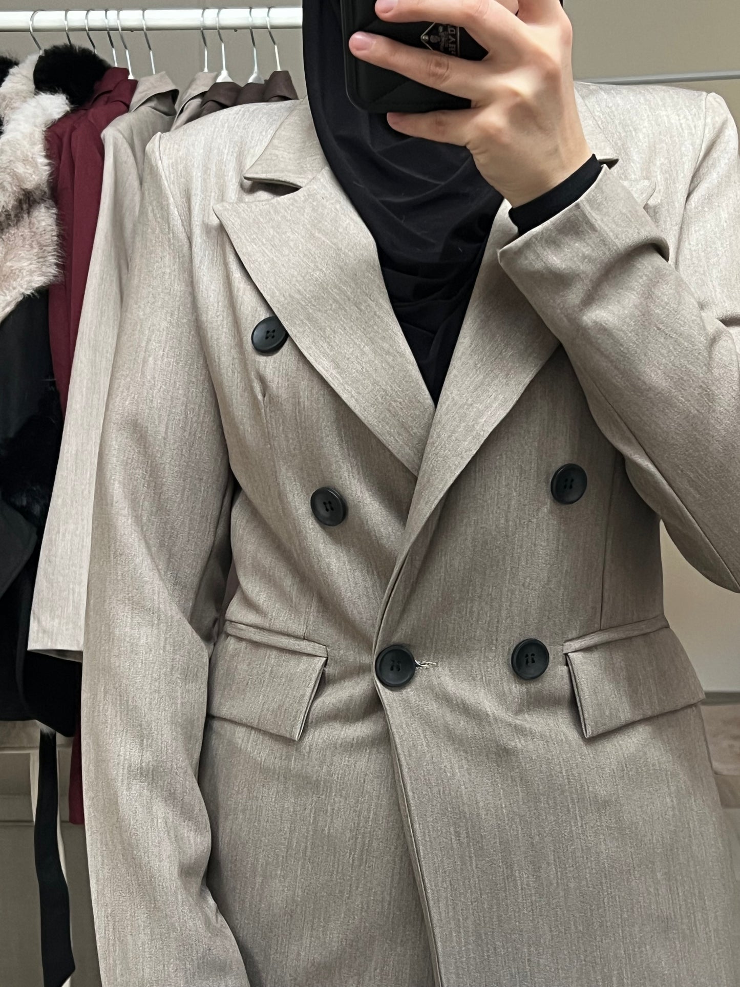 Detailansicht Longblazer helles Taupe mit schwarzen Knöpfen und klassischem Reverskragen