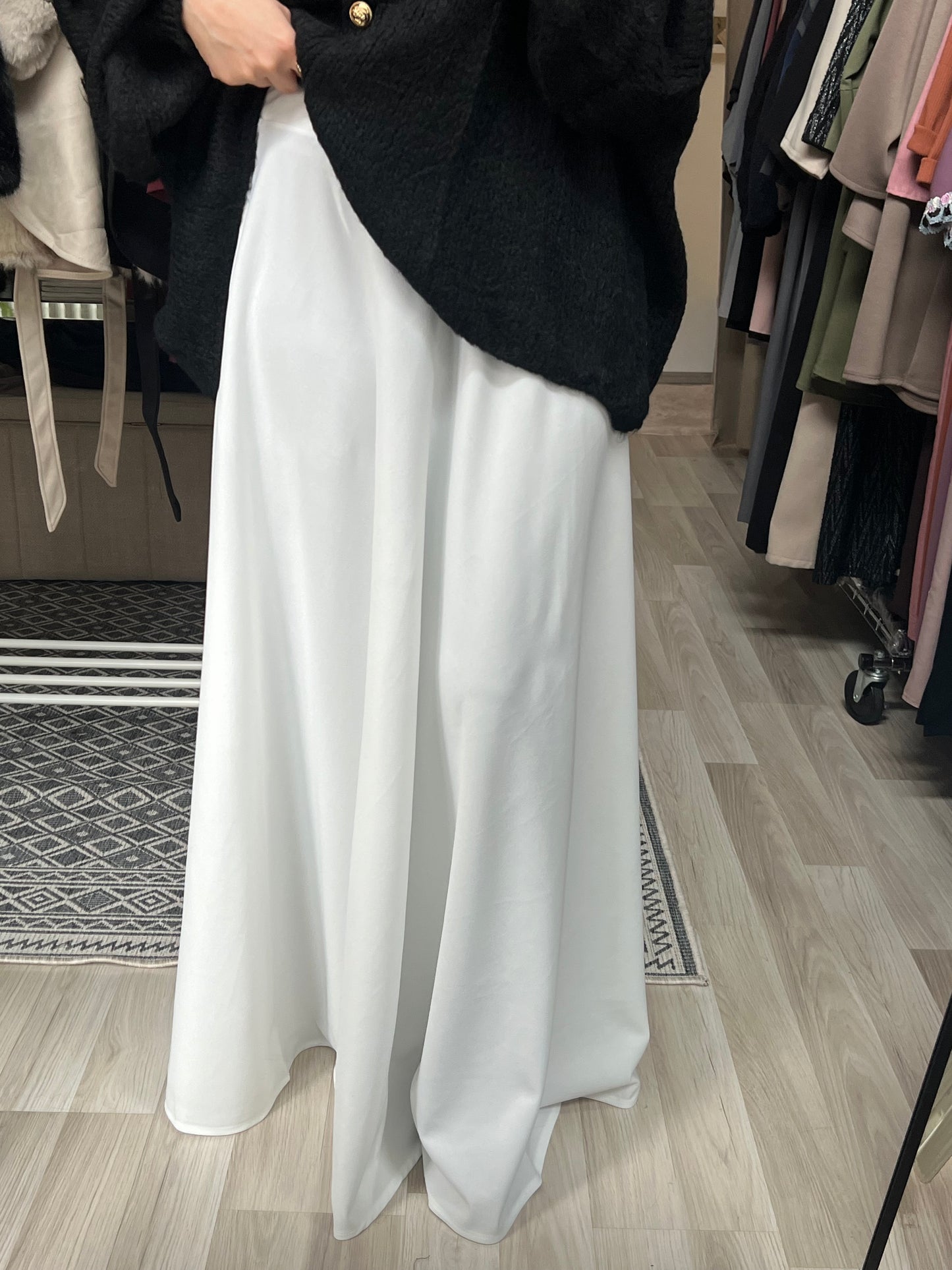 Eleganter Maxirock in Weiß mit glattem, fließendem Material – kombinierbar für Alltag und Anlass