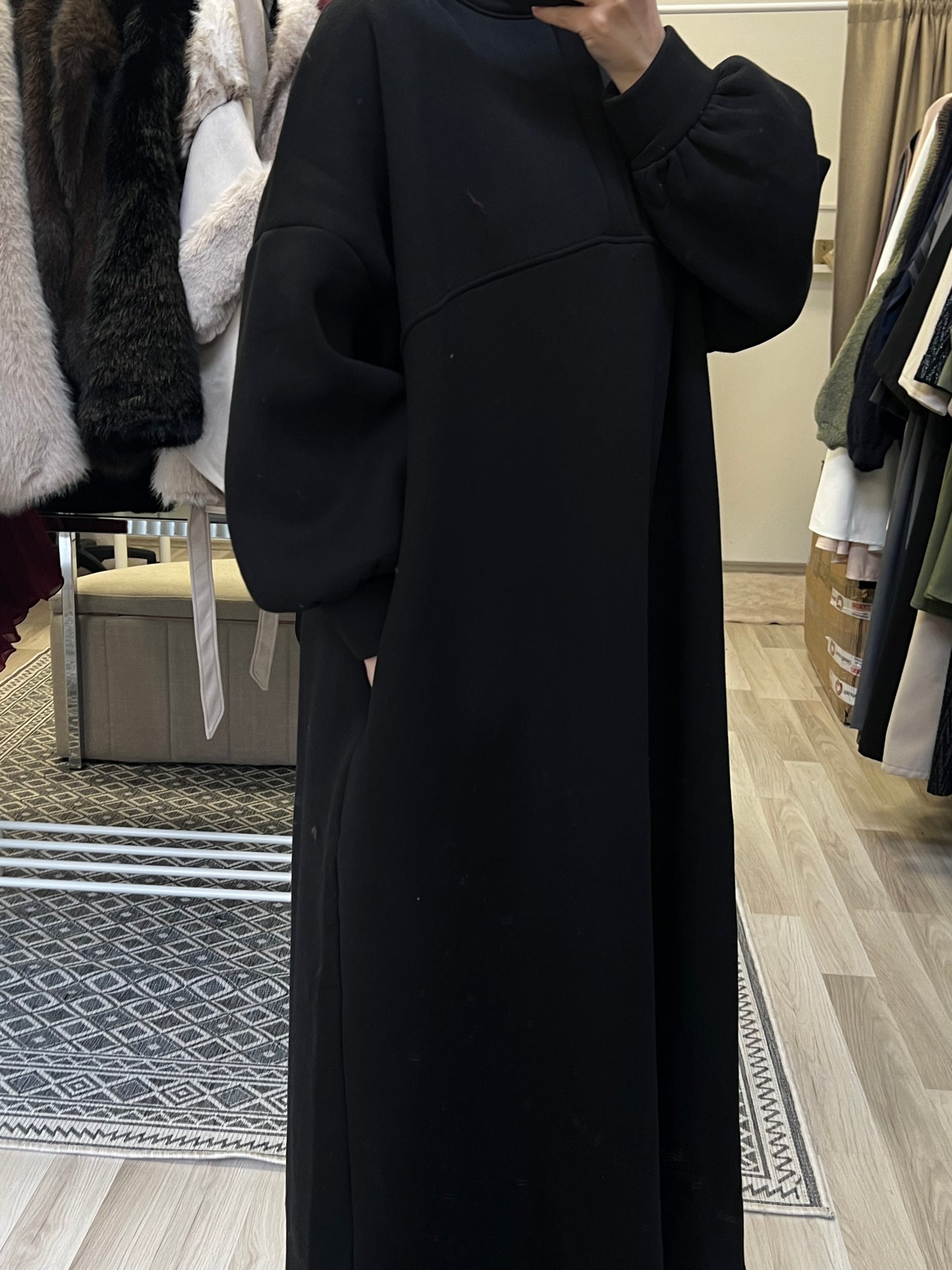 Schwarze Oversize Hoodie-Abaya mit voluminösen Ärmeln von Sheylin Vienna – stilvolle islamische Kleidung und Modest Wear aus Wien.