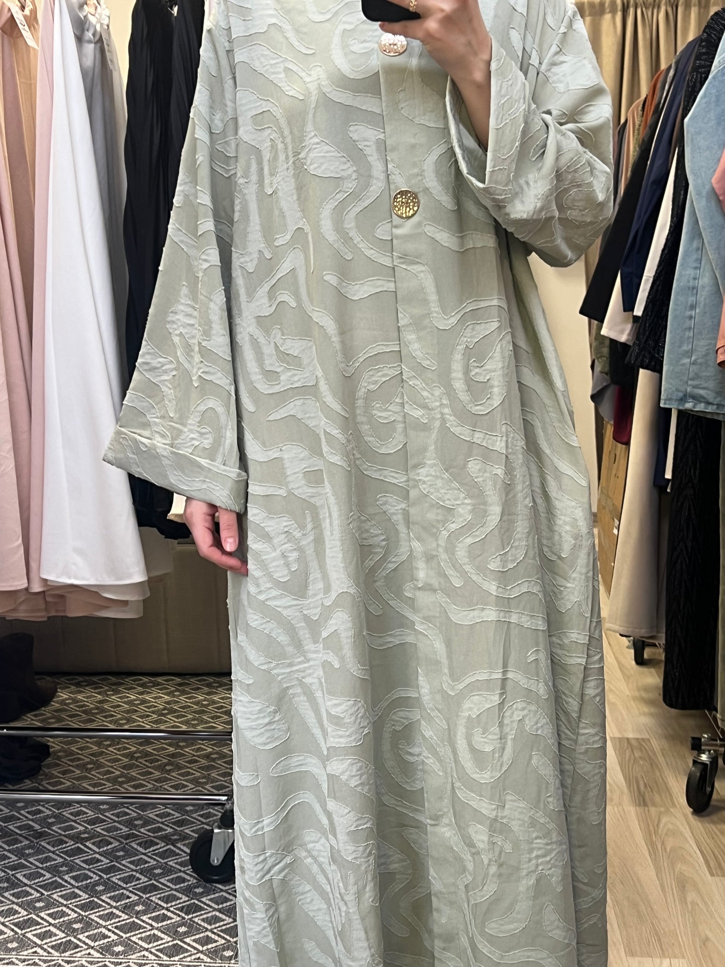 Luftiges Modest Maxikleid mit Knöpfen
