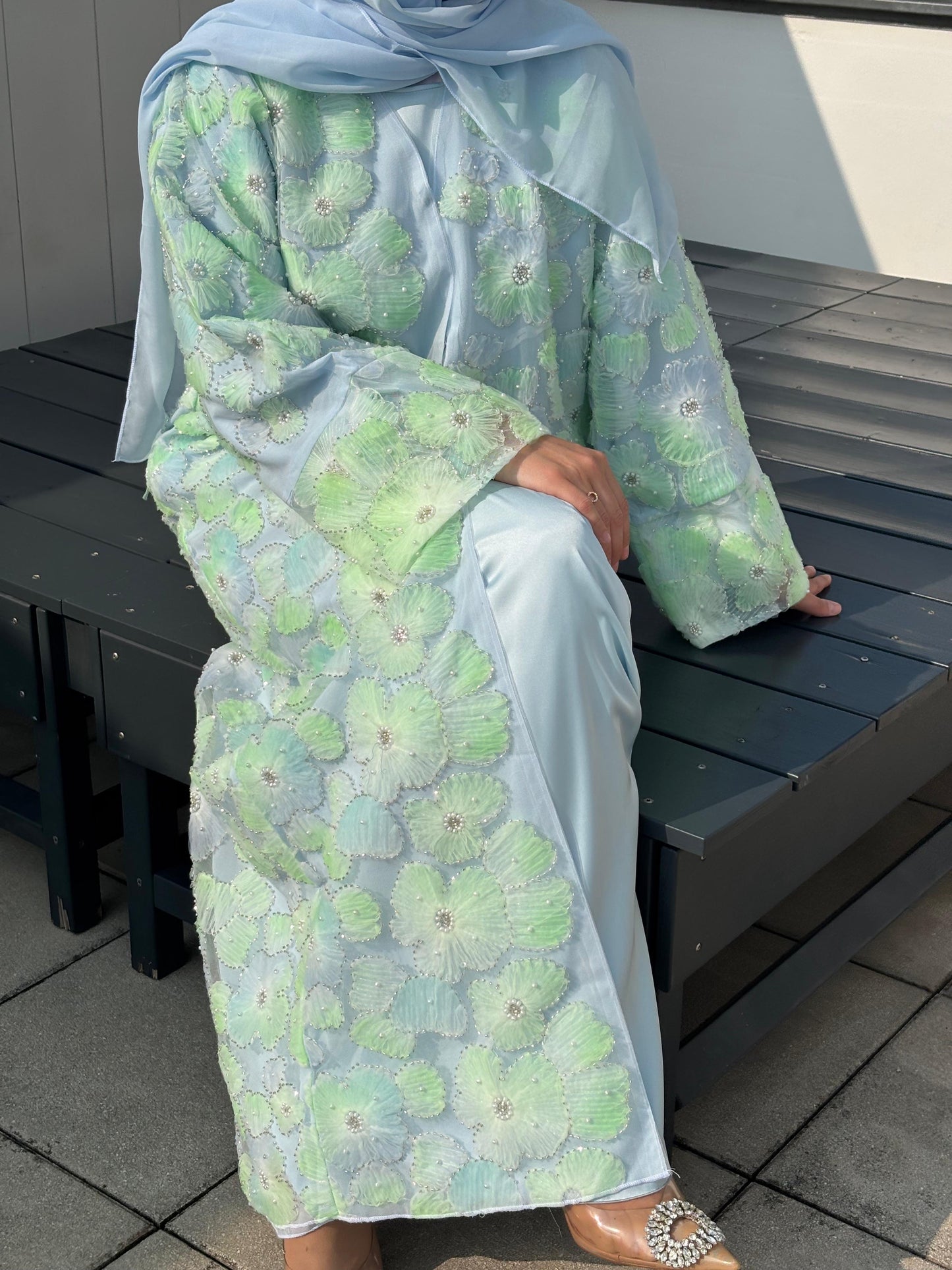 Abaya Mint Sky im Sitzen – stilvoll kombiniert mit Hijab, ohne Unterkleid