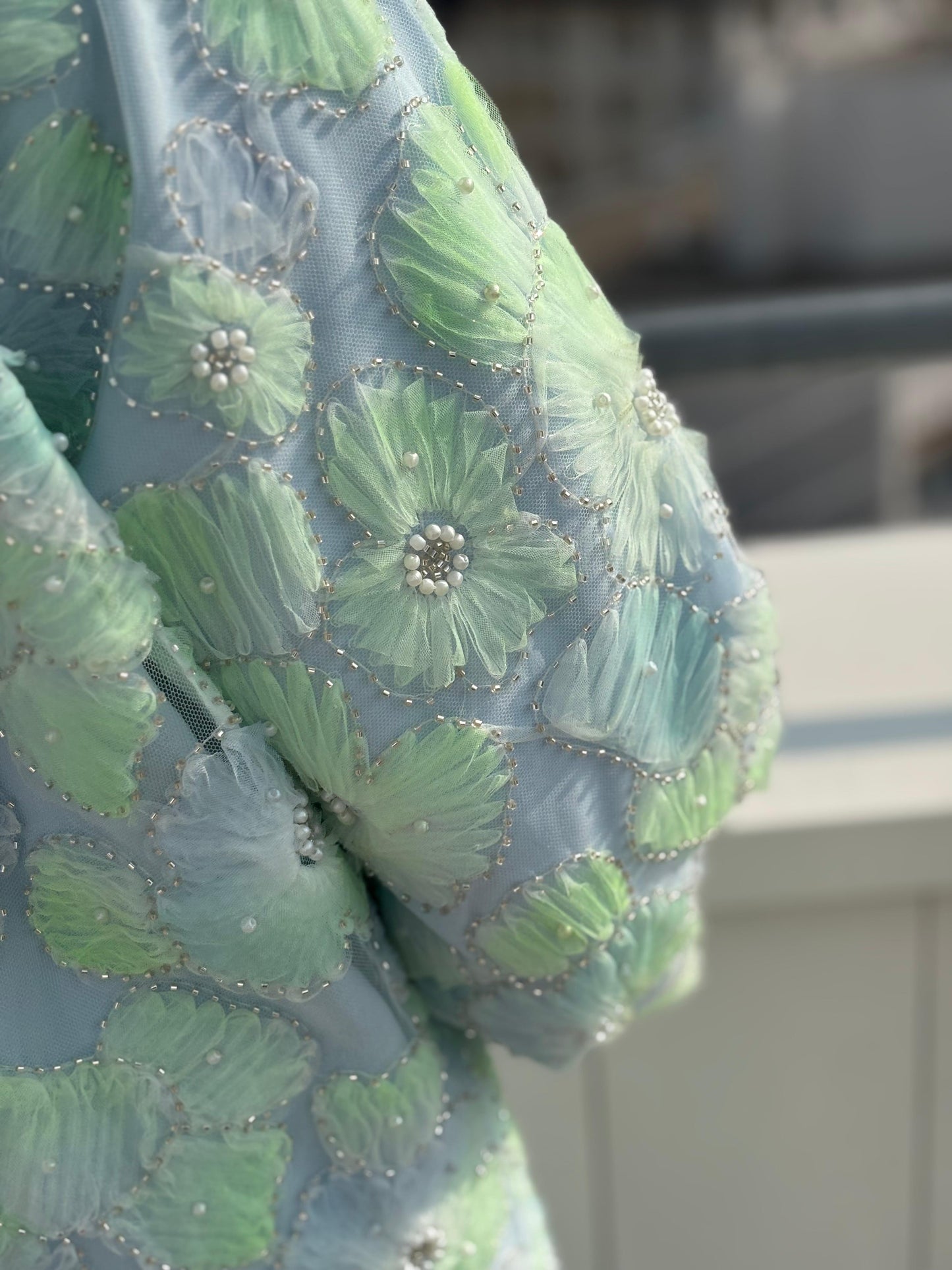Detail der Ärmel und Schulter – transparentes florales Design