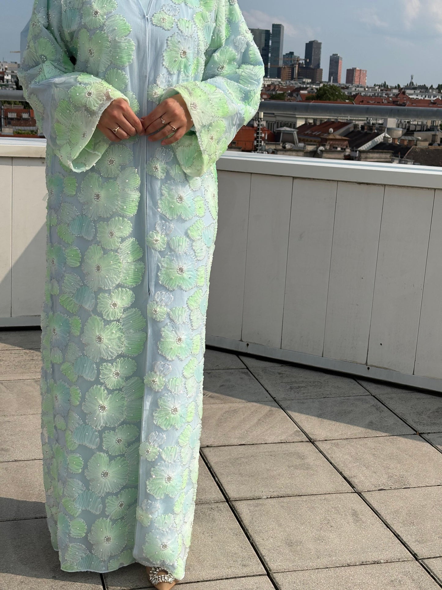Abaya in Mint Sky – Gesamtansicht mit Kimono und Hijab auf Dachterrasse