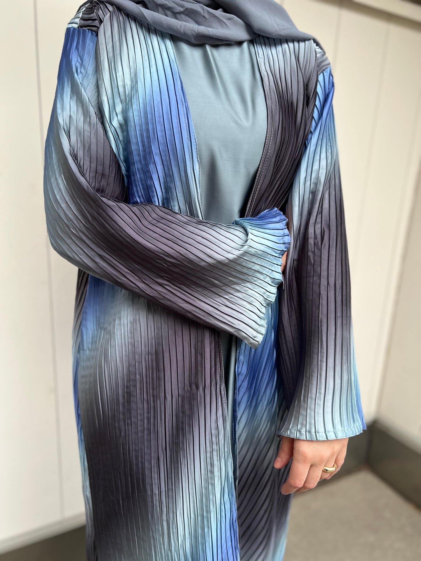 Satin Plissee Abaya blau