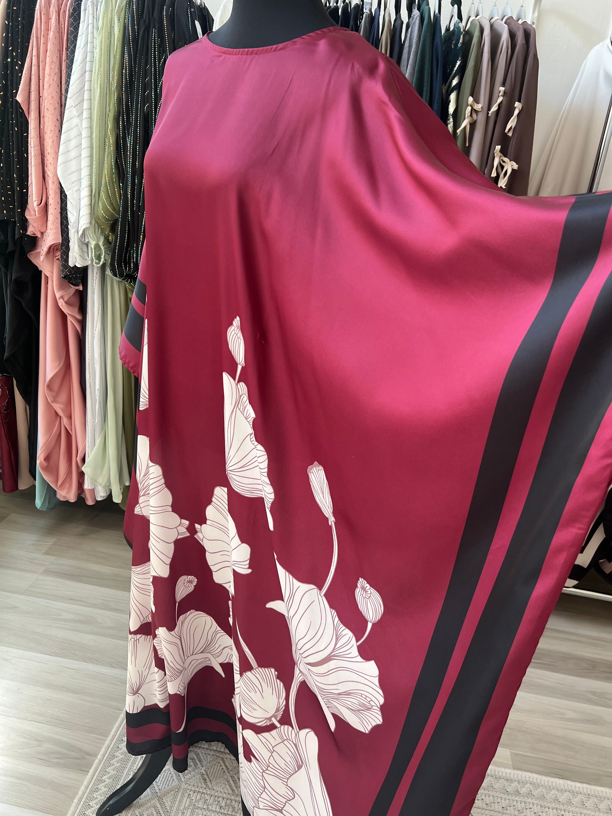 Sehr breites und lockeres dunkelrotes kleid mit schwarzen linien