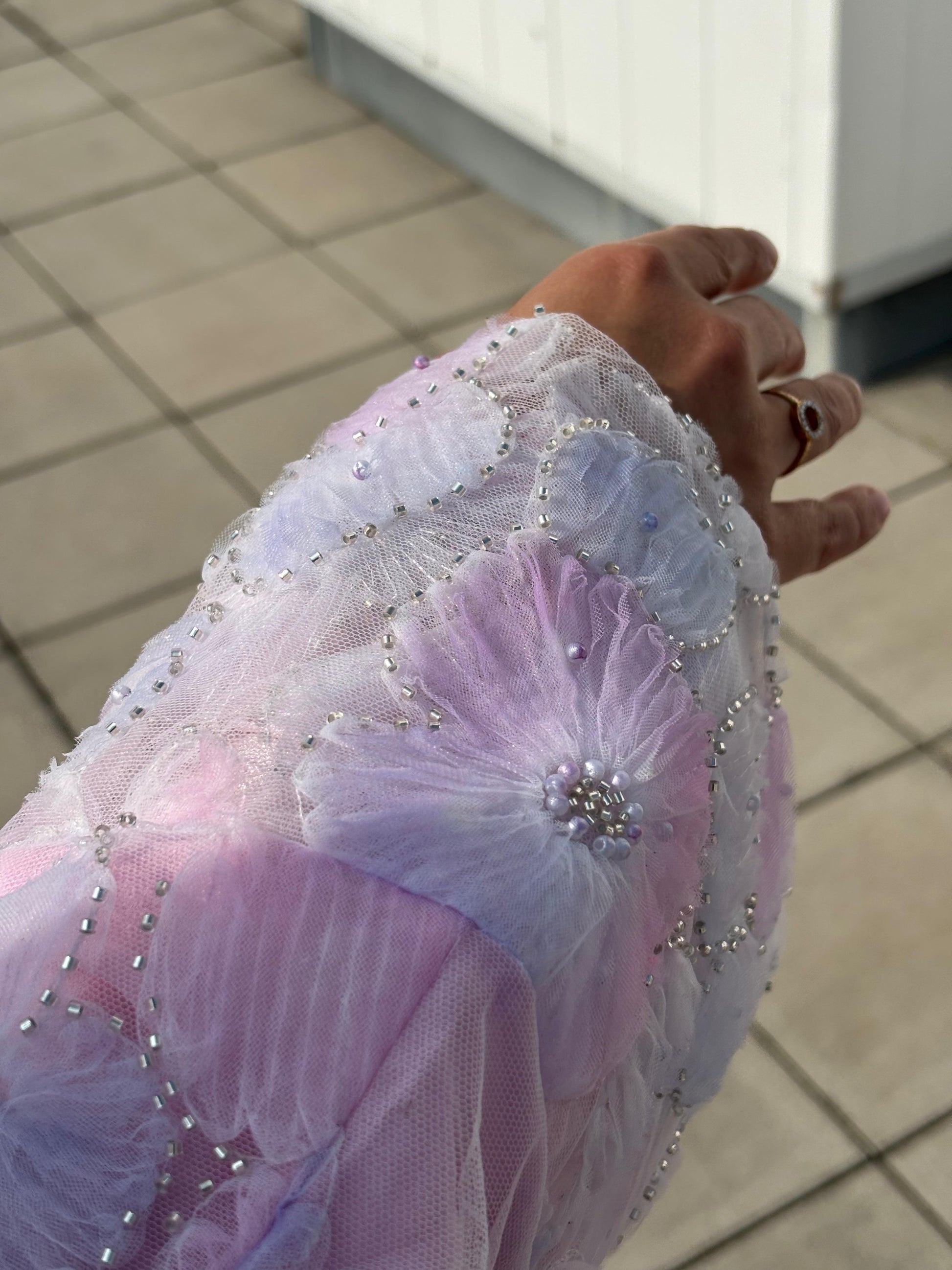 Rückenansicht der Abaya in Tüll