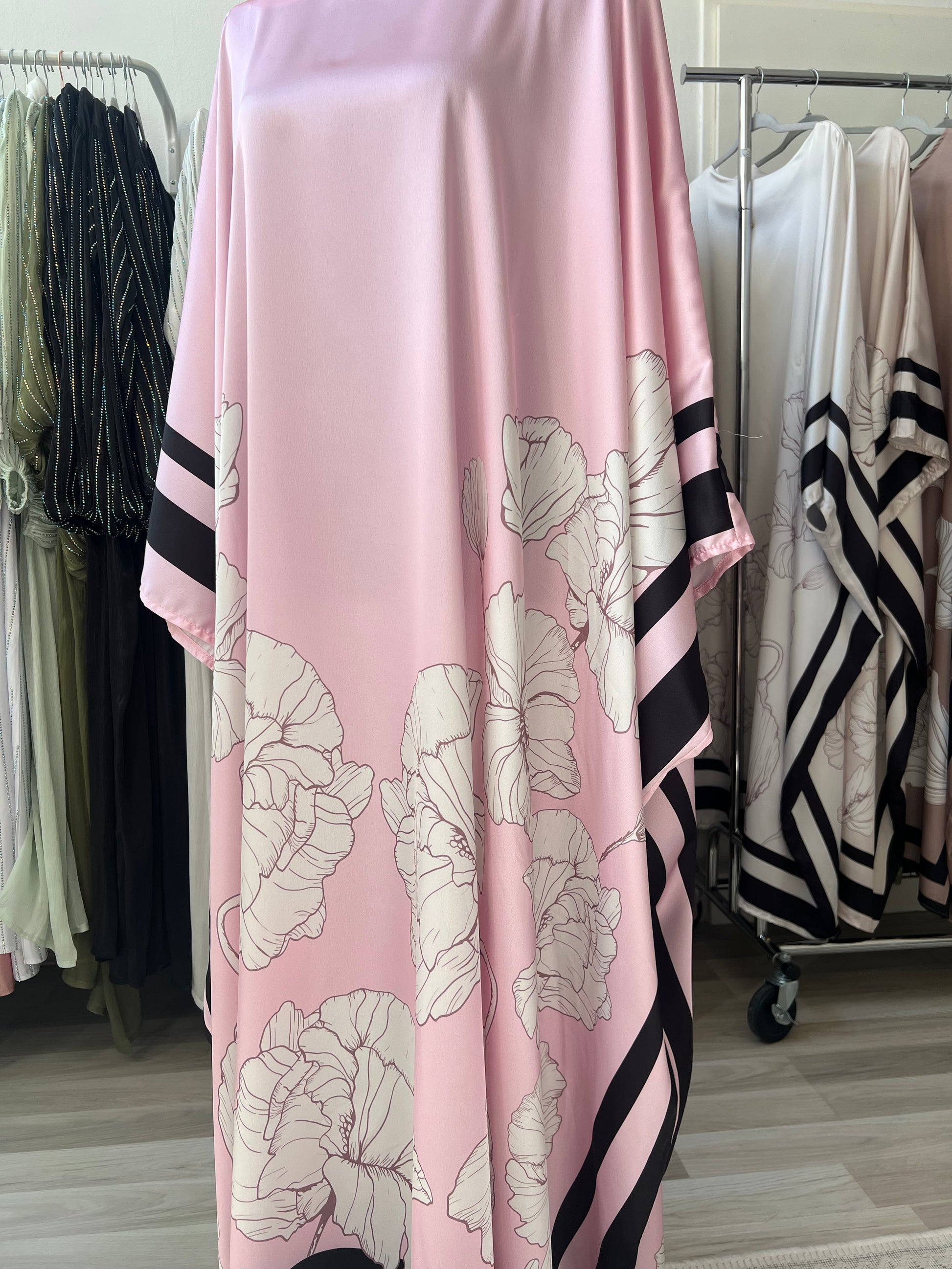 Pinkes weites bodenlanges kleid mit weißen blumen und schwarzen linien
