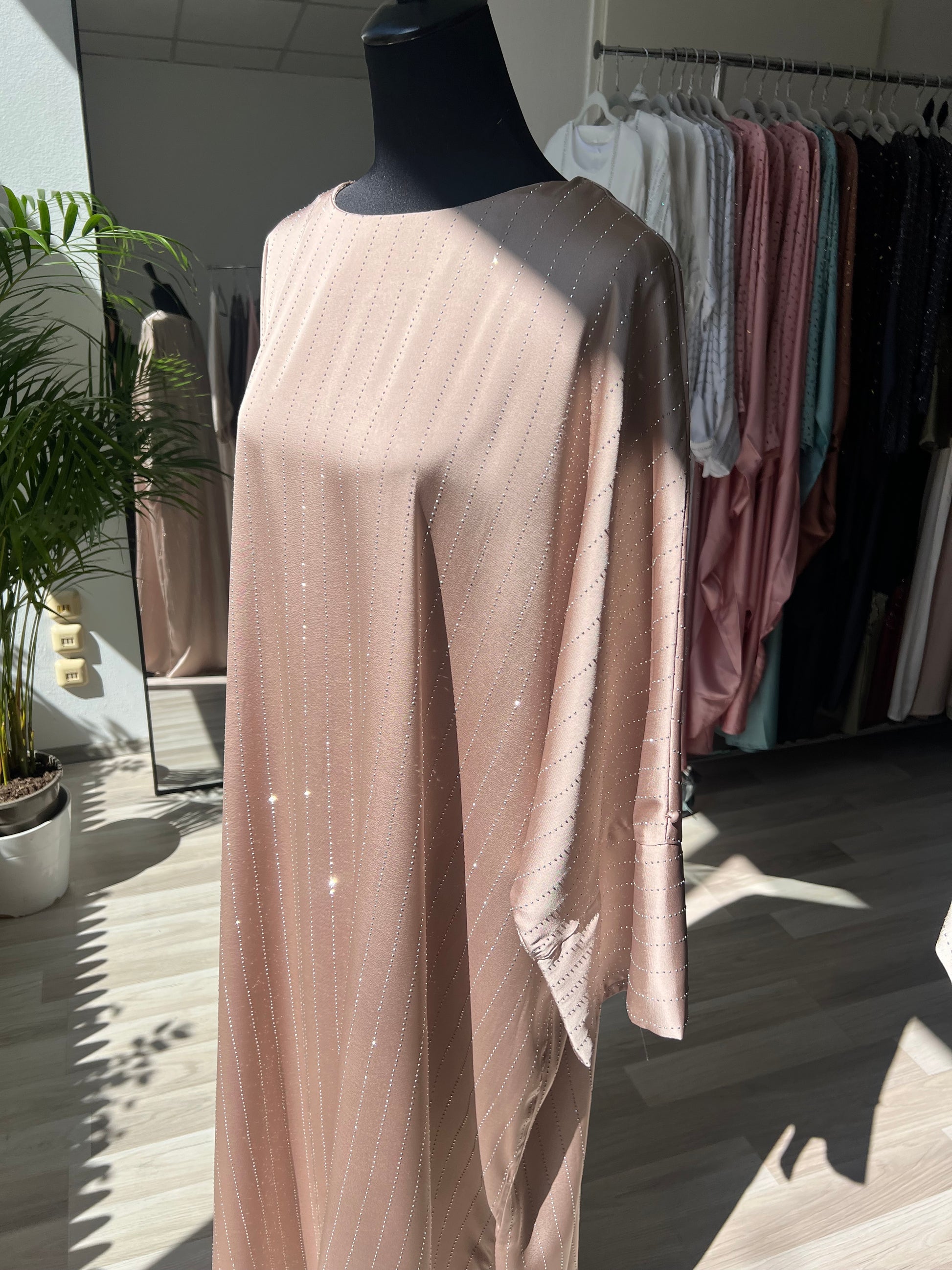 Nude beige, abaya mit glitzer, abaya in blush tone - modest fashion austria