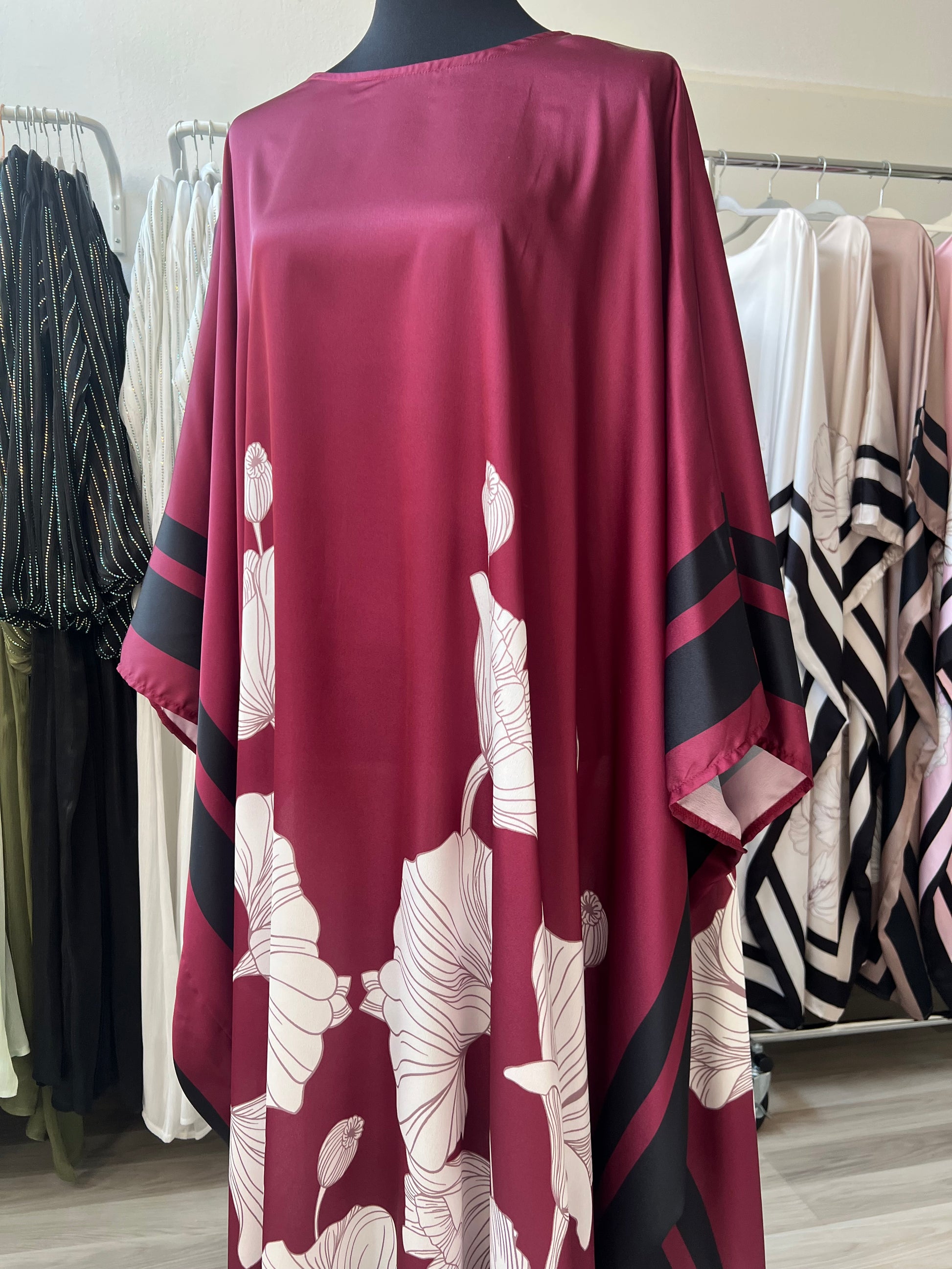 Close up von bordeaux kleid mit blumen