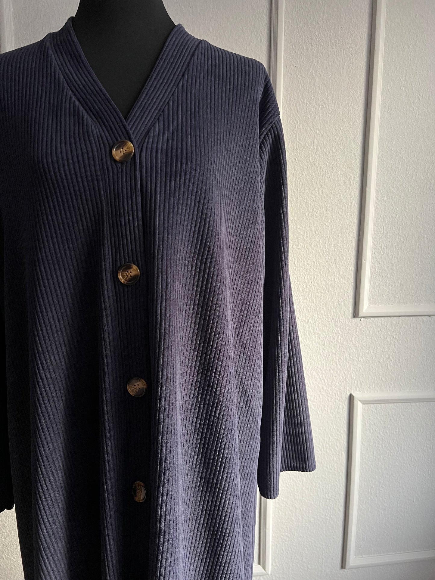 Cordkleid mit Knöpfen