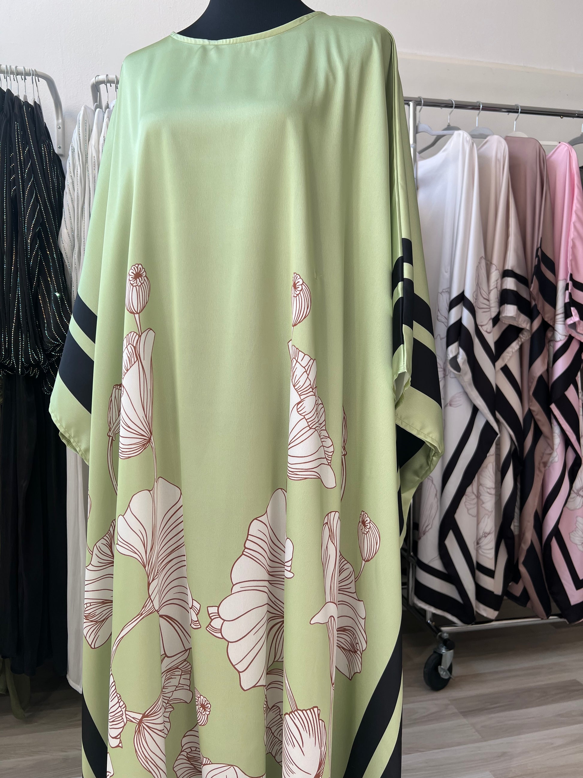 Frühlingshaftes kleid in hellgrün mit blumenmotiven