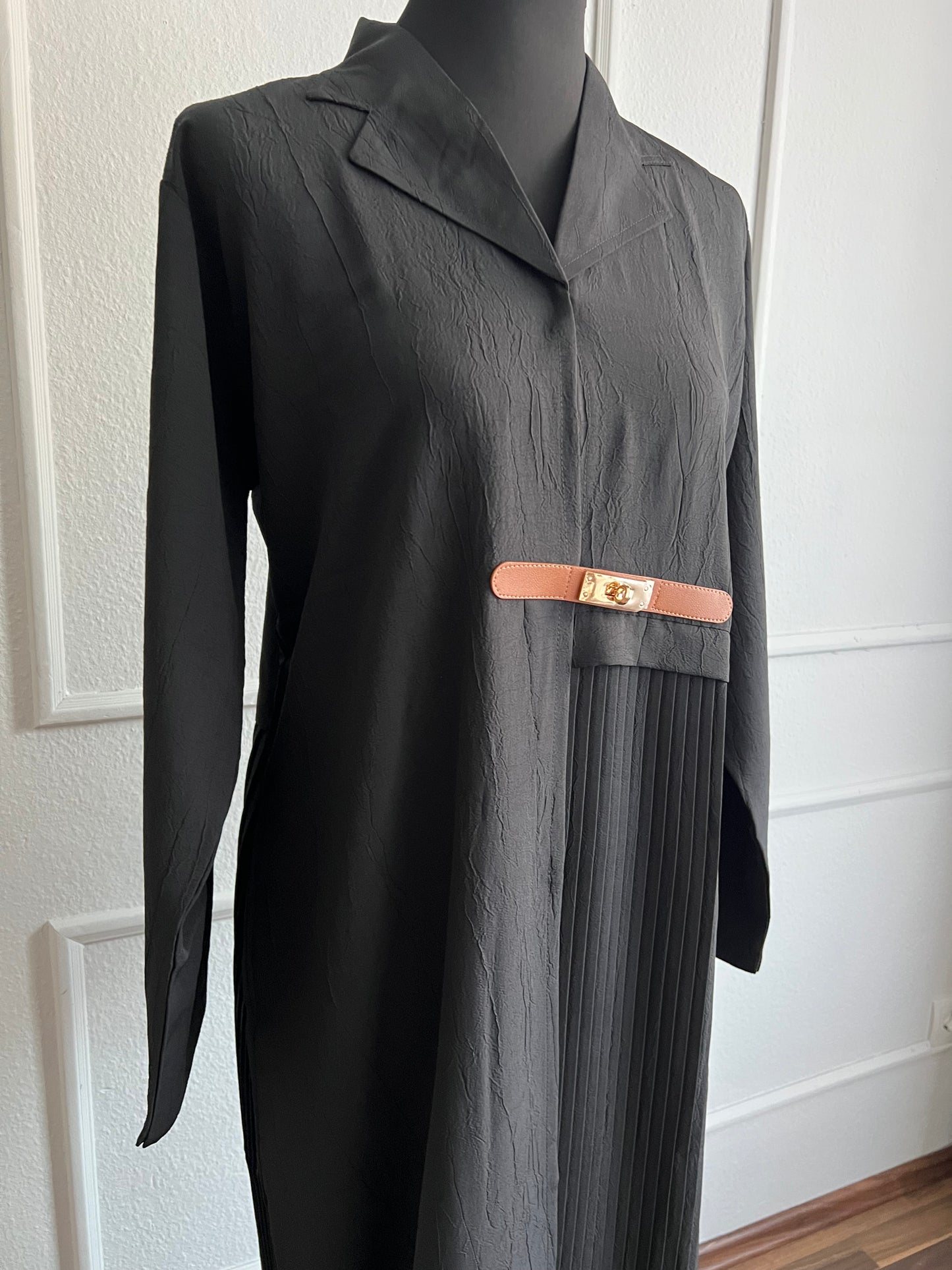 Abaya in schwarz, kragen und plisse detail an der seite. Wien onlineshop 